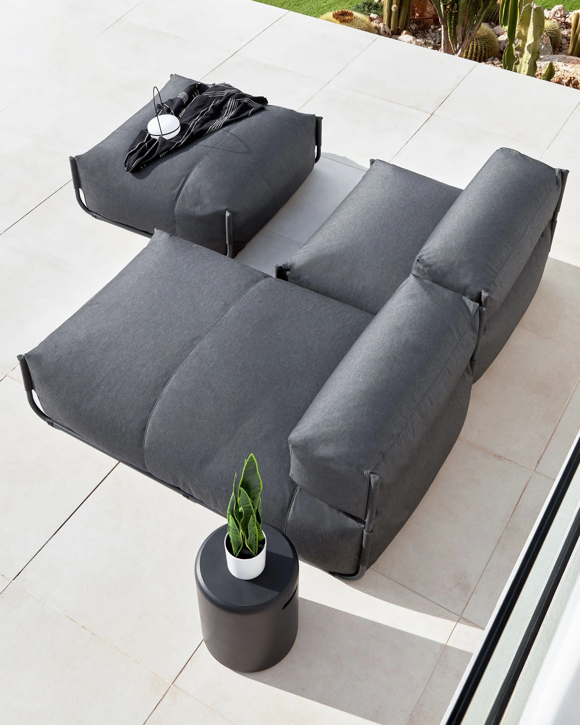 Elegantes, wetterfestes Outdoor-Sofa mit modularer Bauweise und ergonomischer Rückenlehne.
