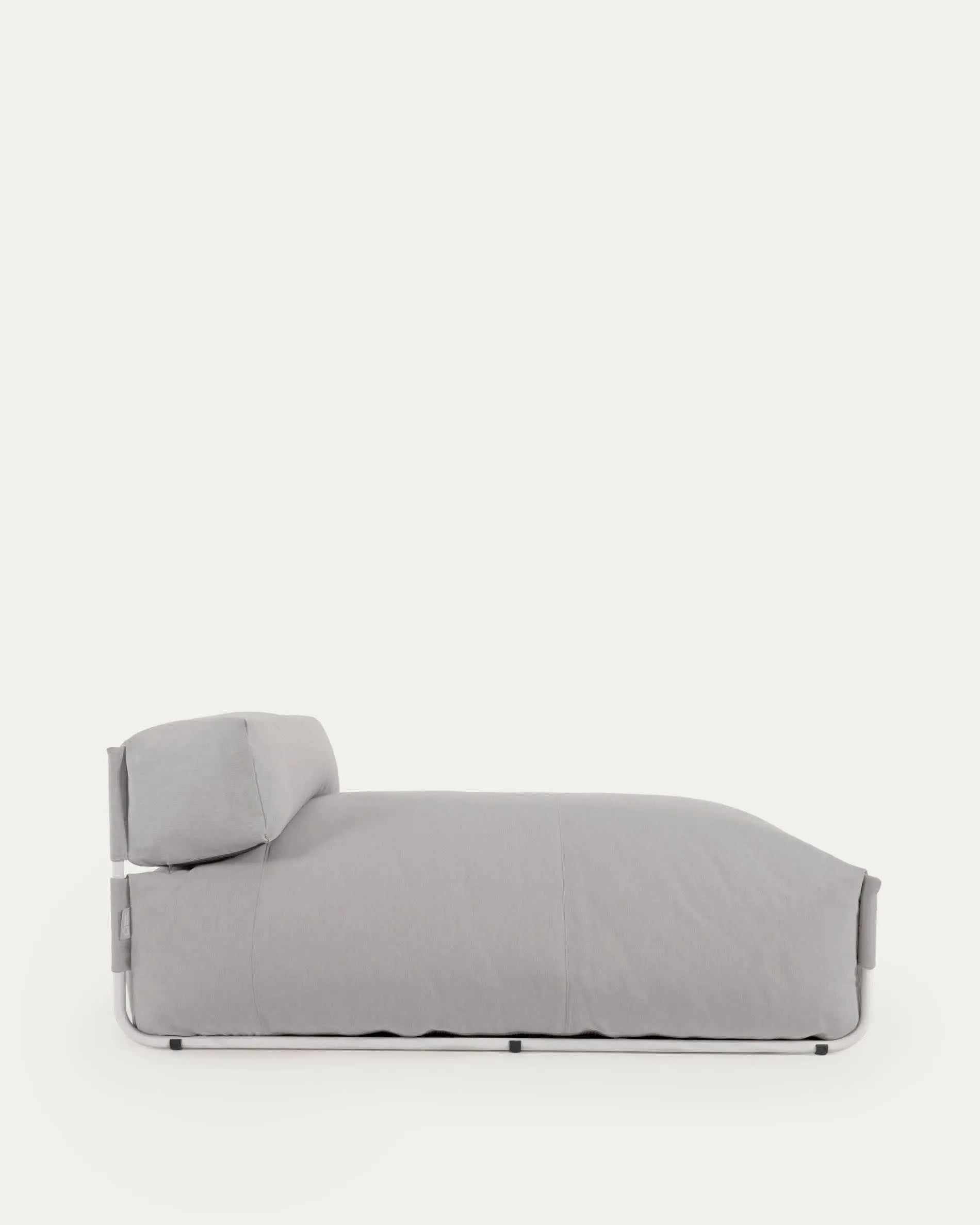 Elegantes Outdoor-Sofa in hellgrau mit weißem Aluminiumrahmen, wetterfest und komfortabel, ideal für stilvolle Entspannung.
