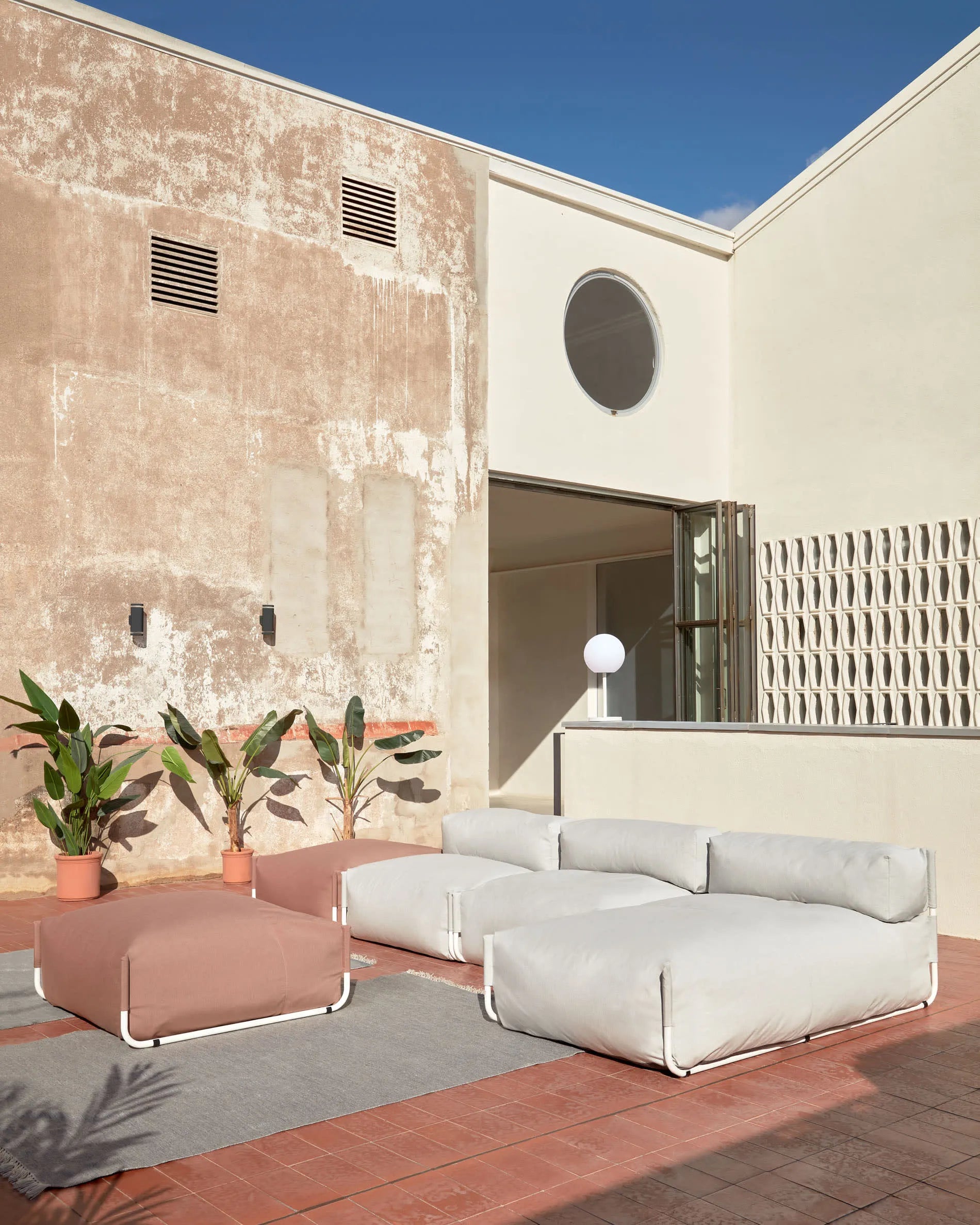 Elegantes Outdoor-Sofa in hellgrau mit weißem Aluminiumrahmen, wetterfest und komfortabel, ideal für stilvolle Entspannung.