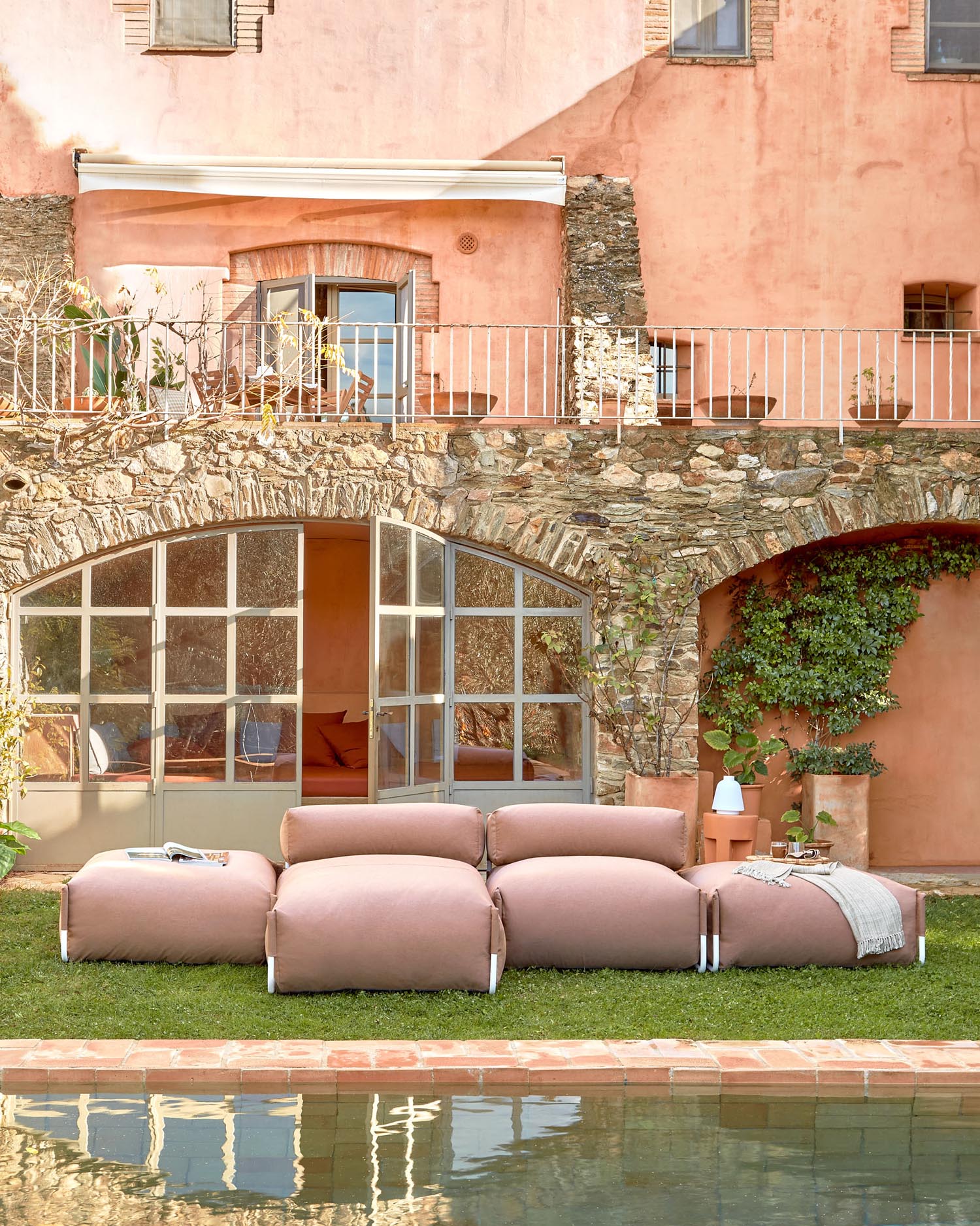 Erlebe den Square Pouf Modularsofa von Kave Home: stilvoll, robust und ideal für entspannte Stunden im Freien – ein Must-Have für jeden Outdoor-Bereich!