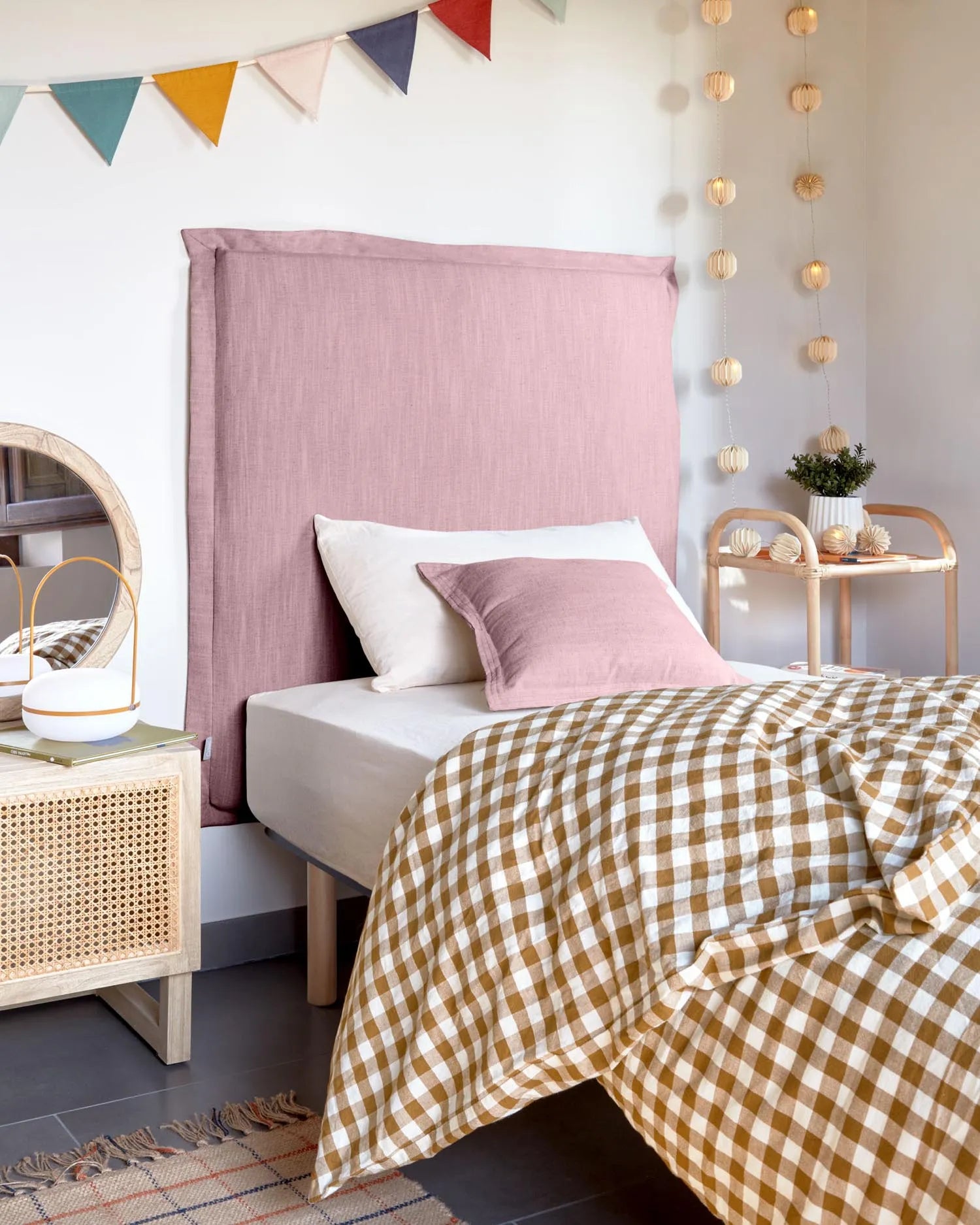 Tanit Bettkopfteil mit abnehmbarem Bezug aus Leinen rosa für Bett von 90 cm in Rosa präsentiert im Onlineshop von KAQTU Design AG. Zubehör Bett ist von Kave Home