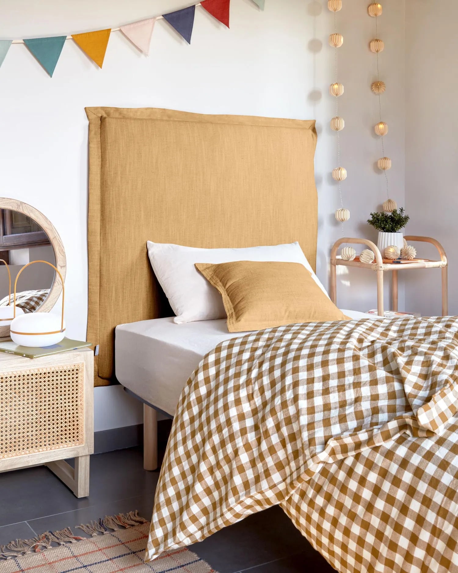 Tanit Bettkopfteil mit abnehmbarem Bezug aus Leinen senfgelb für Bett von 90 cm in Senfgelb präsentiert im Onlineshop von KAQTU Design AG. Zubehör Bett ist von Kave Home