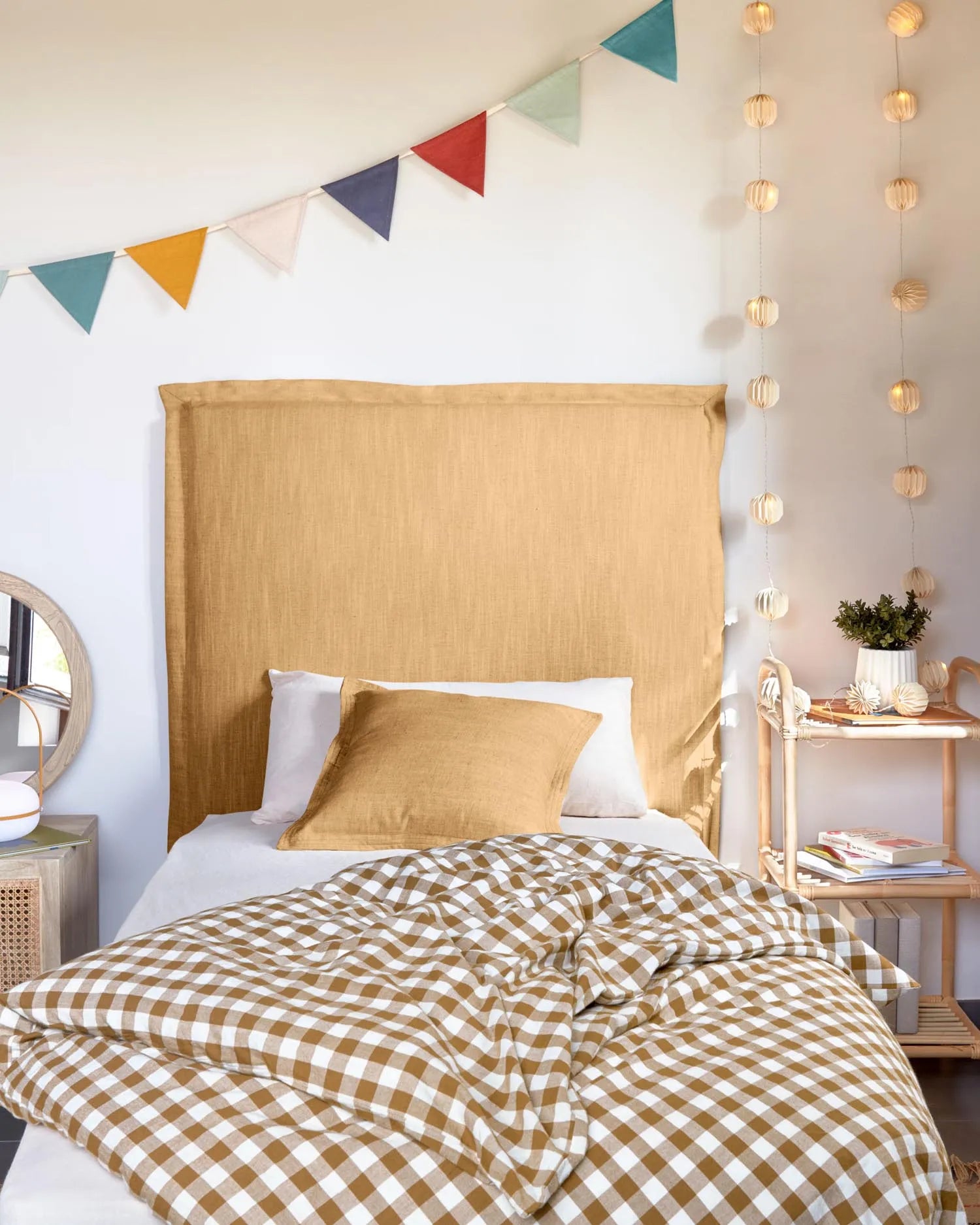 Tanit Bettkopfteil mit abnehmbarem Bezug aus Leinen senfgelb für Bett von 90 cm in Senfgelb präsentiert im Onlineshop von KAQTU Design AG. Zubehör Bett ist von Kave Home