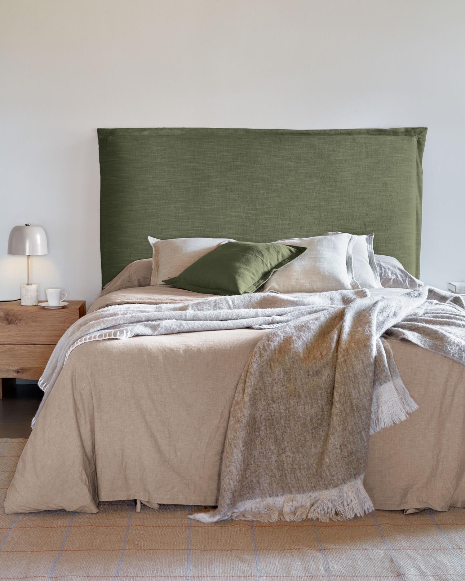 Elegantes Tanit Bettkopfteil in beruhigendem Grün aus hochwertigem Leinen für 160 cm Betten. Abnehmbarer Bezug für einfache Pflege und nachhaltigen Stil!