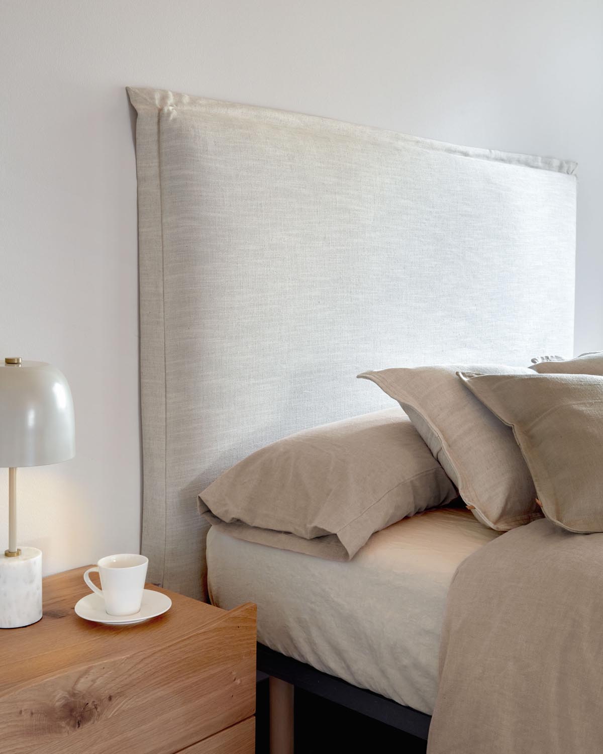 Das Tanit Bettkopfteil von Kave Home kombiniert modernes Design mit Nachhaltigkeit. Der abnehmbare Leinenbezug in Weiß ist pflegeleicht und stilvoll.