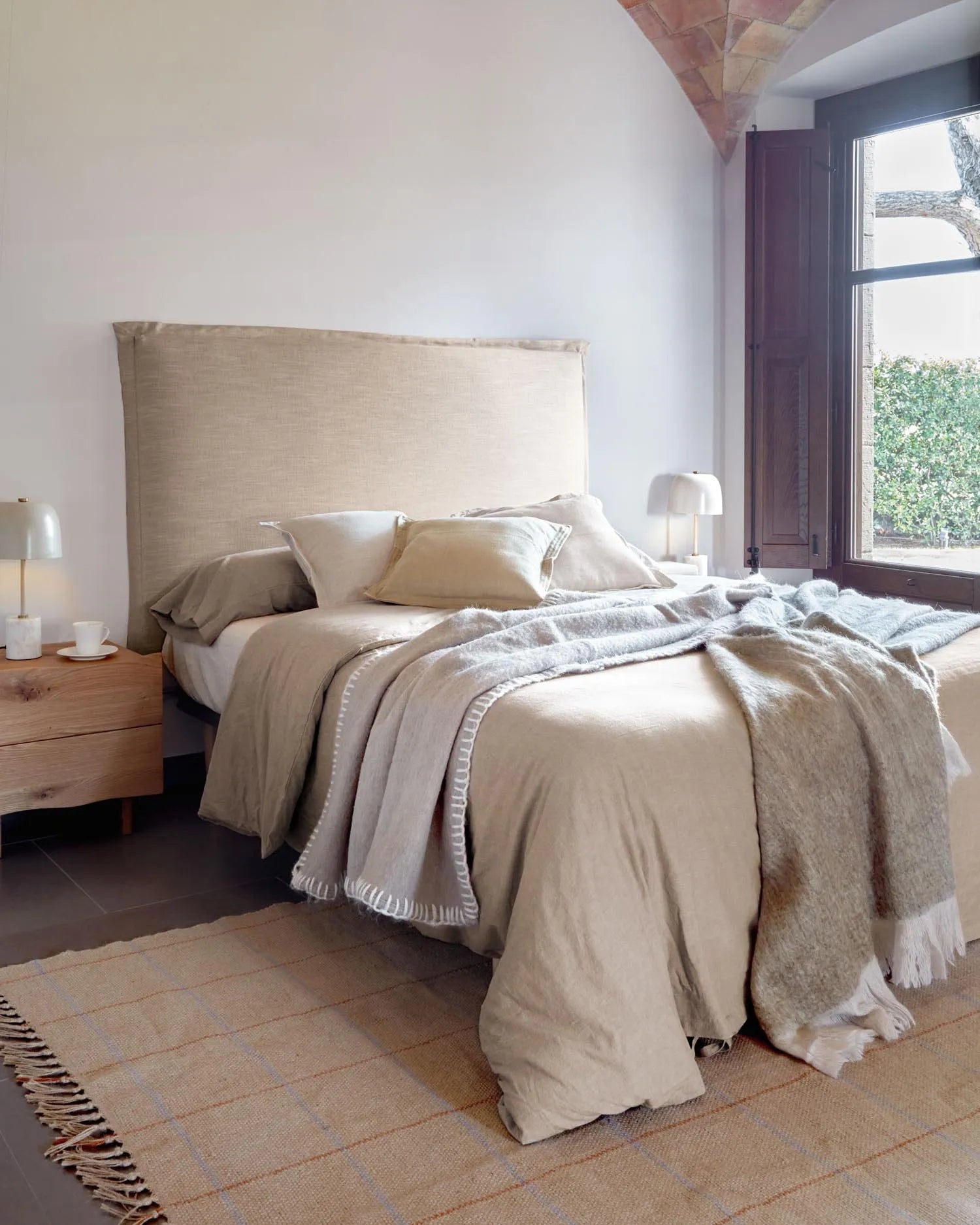 Tanit Bettkopfteil mit abnehmbarem Bezug aus Leinen beige für Bett von 200 cm in Beige präsentiert im Onlineshop von KAQTU Design AG. Zubehör Bett ist von Kave Home