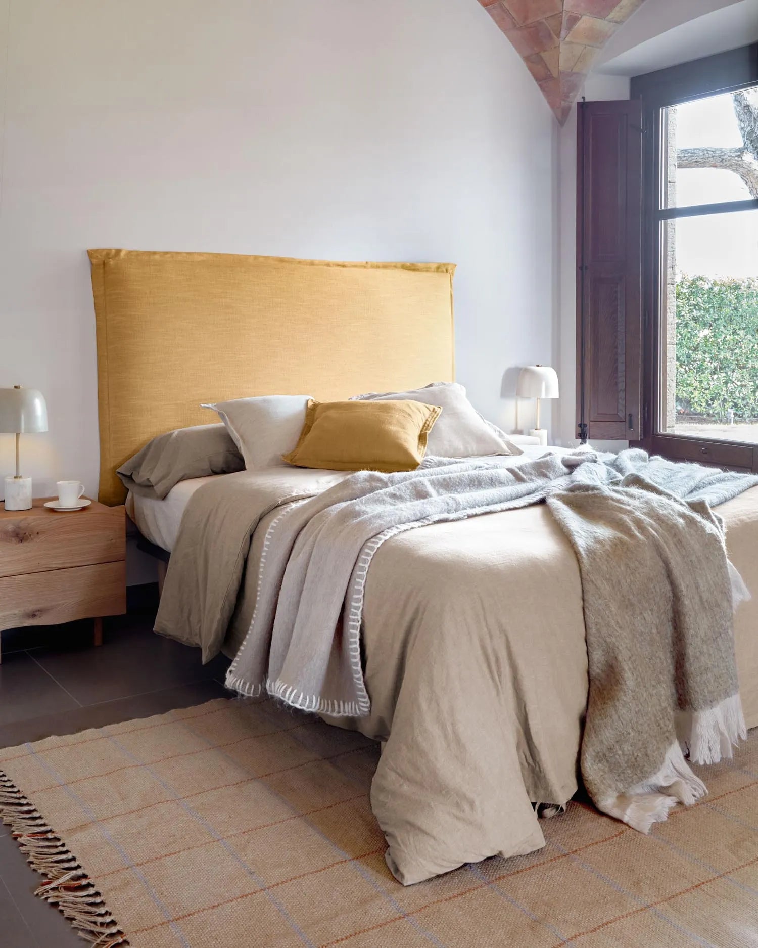 Tanit Bettkopfteil mit abnehmbarem Bezug aus Leinen senfgelb für Bett von 200 cm in Senfgelb präsentiert im Onlineshop von KAQTU Design AG. Zubehör Bett ist von Kave Home