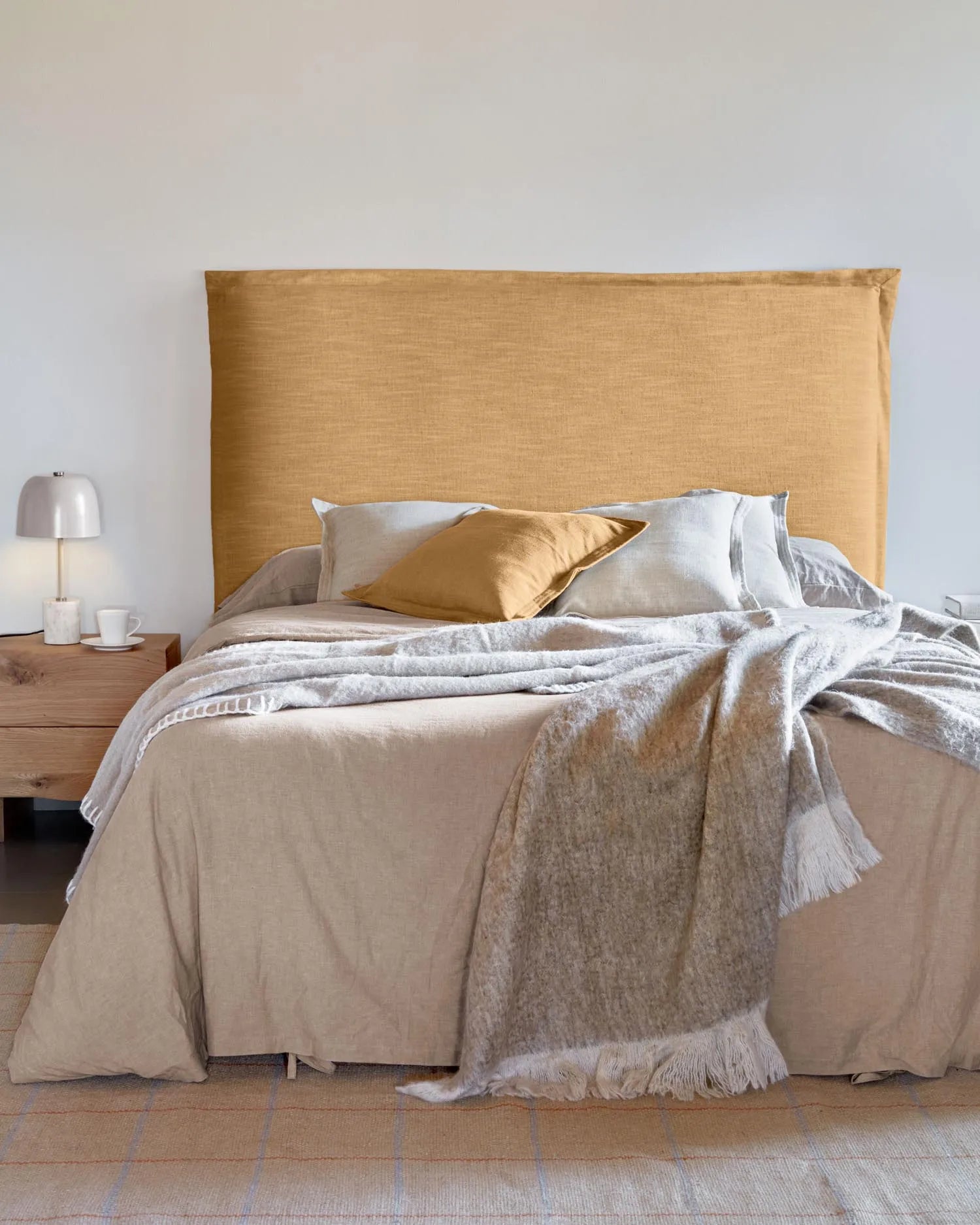 Tanit Bettkopfteil mit abnehmbarem Bezug aus Leinen senfgelb für Bett von 200 cm in Senfgelb präsentiert im Onlineshop von KAQTU Design AG. Zubehör Bett ist von Kave Home