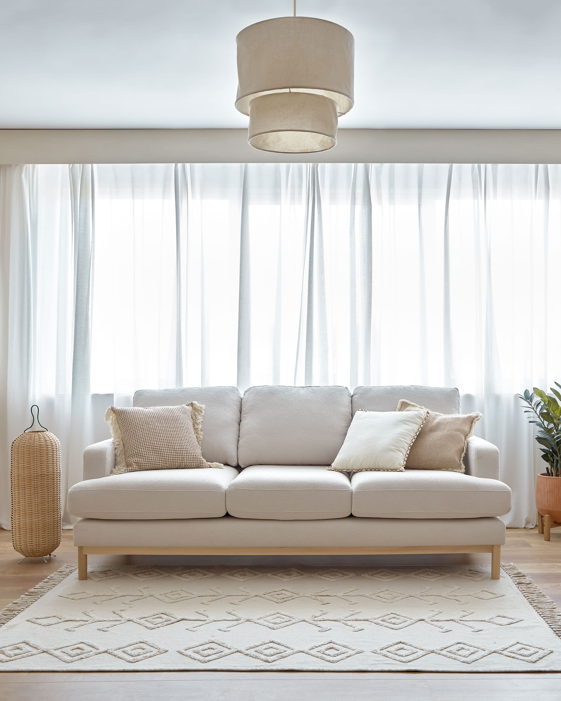 Erleben Sie das elegante Sofa Mihaela von Kave Home: 3-Sitzer mit pflegeleichtem Mikro-Bouclé in Weiß, umweltfreundlich und komfortabel.