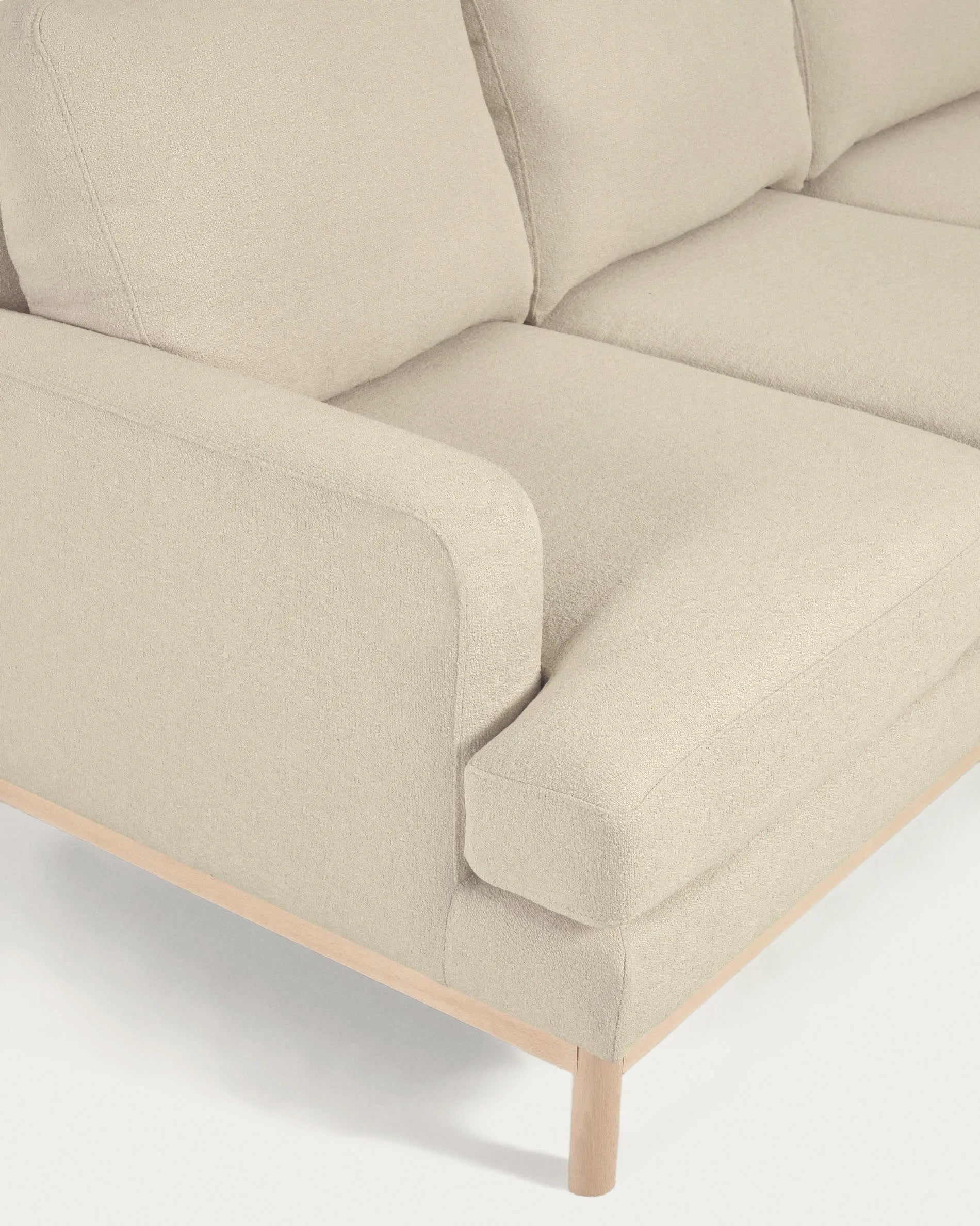 Elegantes 3-Sitzer-Sofa mit rechter Chaiselongue, weißem Mikro-Bouclé-Bezug, recycelter Polsterung, FSC-zertifiziert.