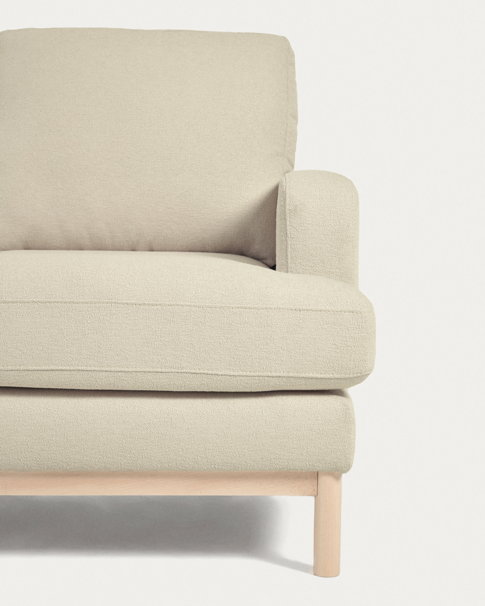 Erleben Sie das elegante Sofa Mihaela von Kave Home: 3-Sitzer mit rechter Chaiselongue, umweltfreundlichem Mikro-Bouclé-Bezug in Weiß, ideal für Ihr Wohnzimmer.