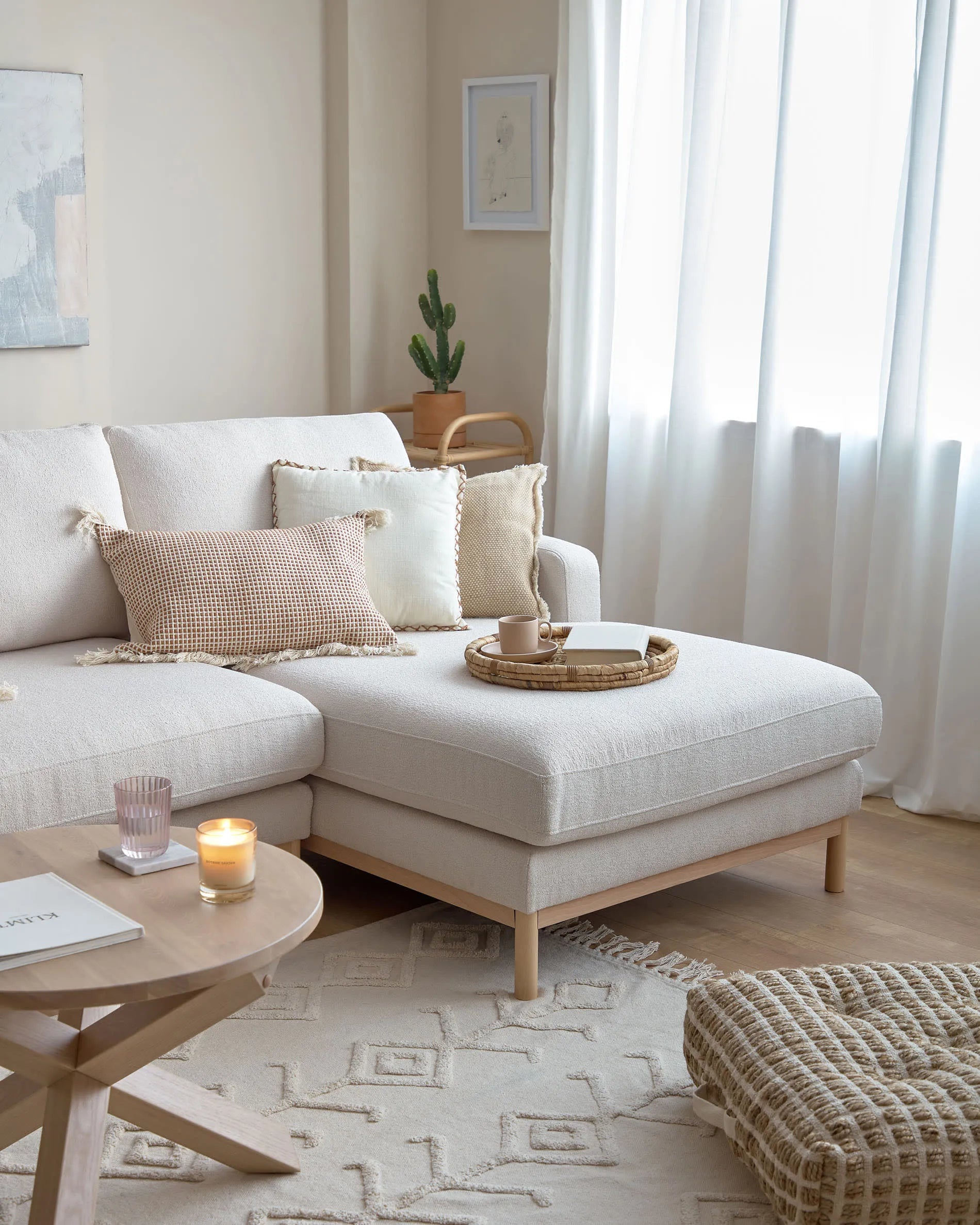 Elegantes 3-Sitzer-Sofa mit rechter Chaiselongue, weißem Mikro-Bouclé-Bezug, recycelter Polsterung, FSC-zertifiziert.