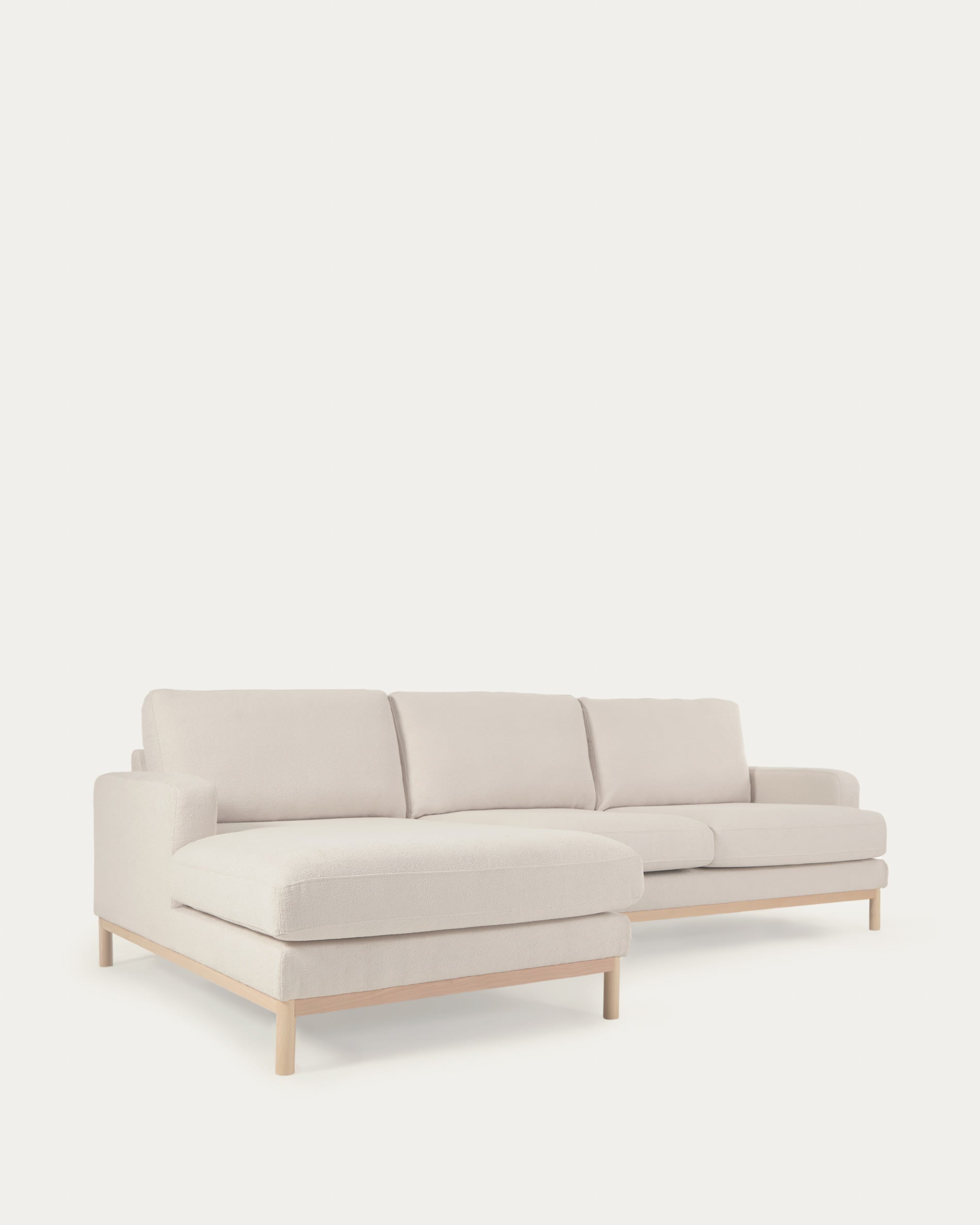 Erleben Sie das elegante Sofa Mihaela von Kave Home: 3-Sitzer mit linksseitiger Chaise Longue, umweltfreundlicher Mikro-Bouclé in strahlendem Weiß, 264 cm.