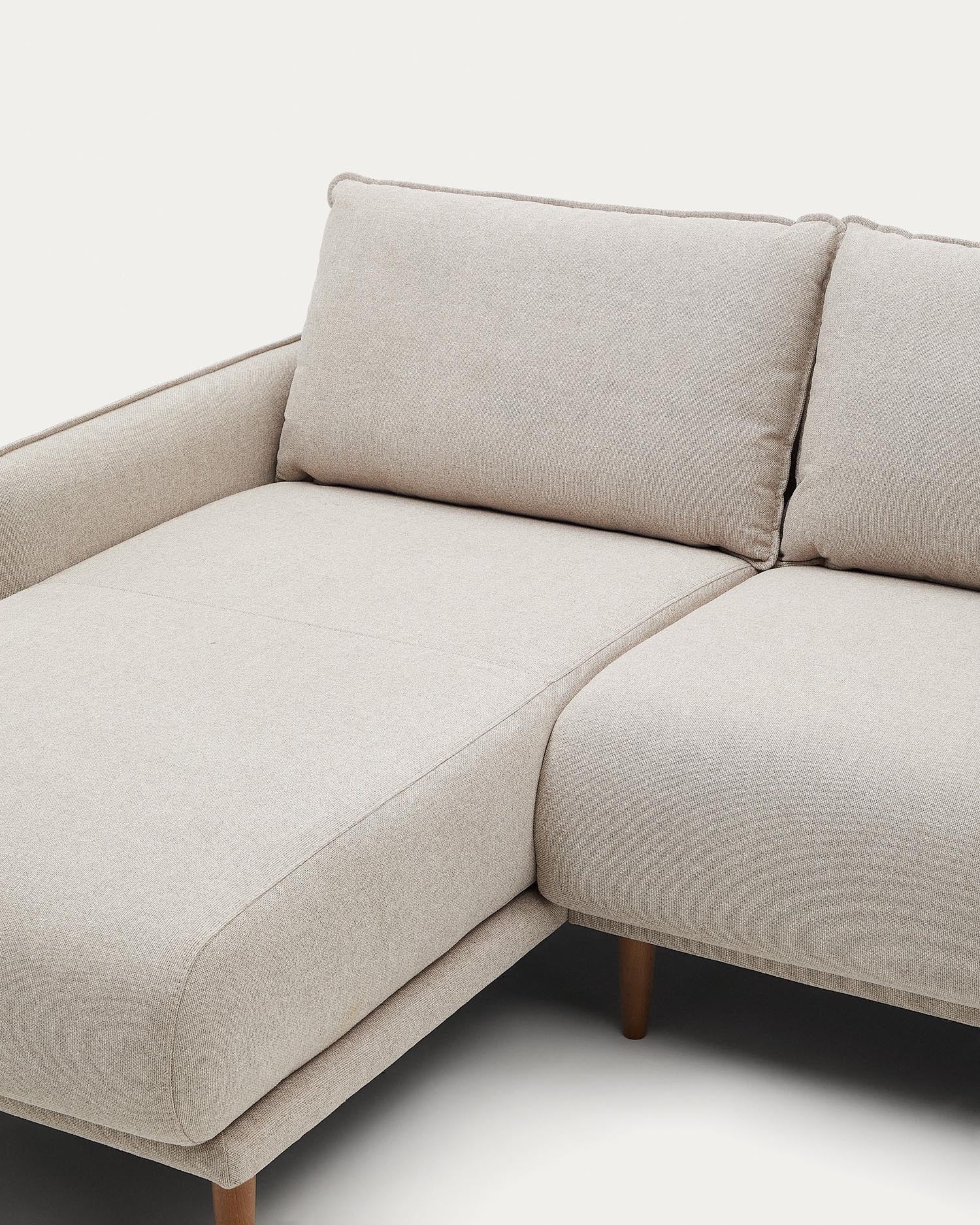 Elegantes Carlota 3-Sitzer-Sofa mit Chaiselongue, beige, 262 cm, FSC-zertifiziert, von Kave Home, ideal für modernes Wohnen.