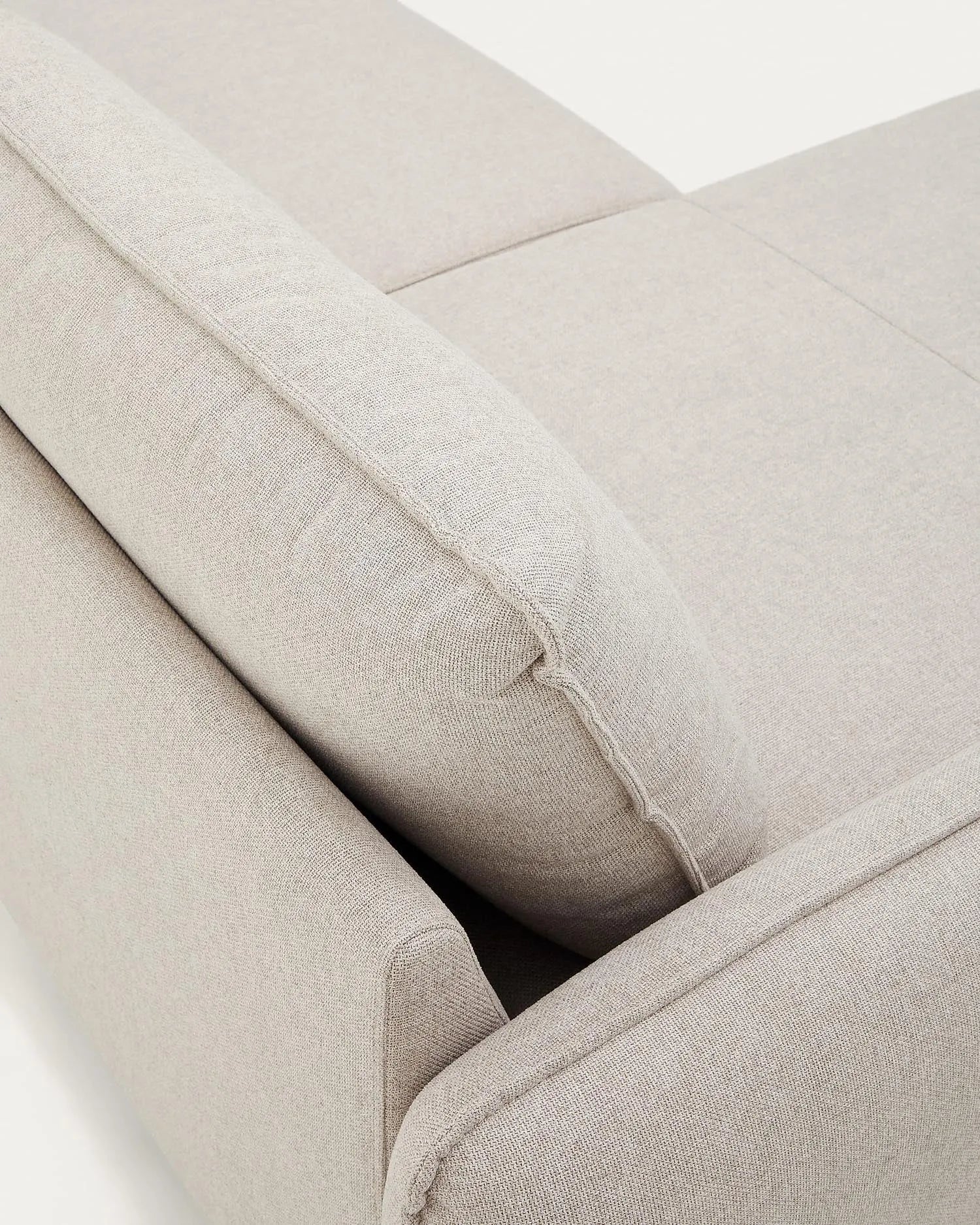 Elegantes Carlota 3-Sitzer-Sofa mit Chaiselongue, beige, 262 cm, FSC-zertifiziert, von Kave Home, ideal für modernes Wohnen.