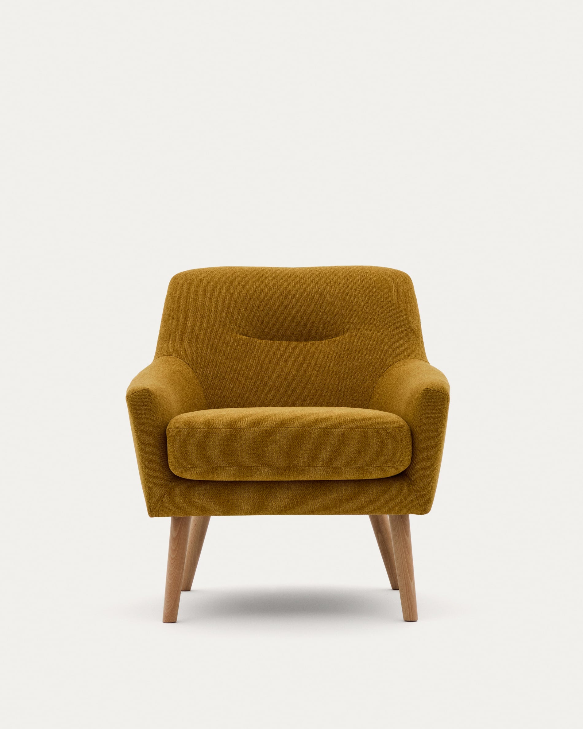 Der Sessel Candela in Senfgelb von Kave Home vereint Komfort und Stil, ideal für moderne Wohnräume.