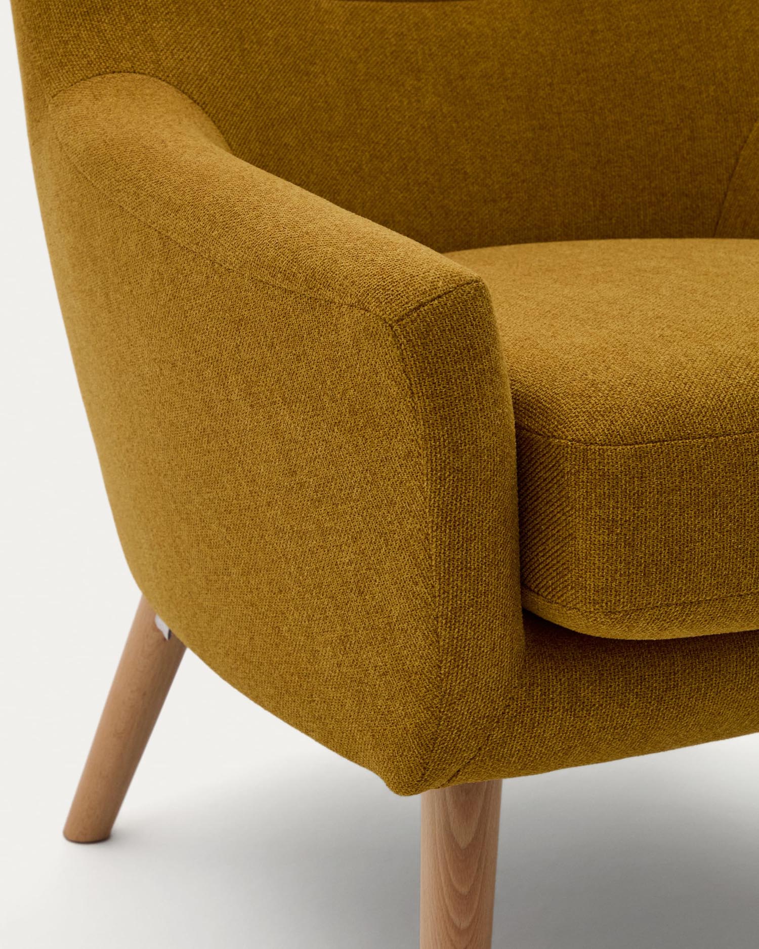 Der Sessel Candela in Senfgelb von Kave Home kombiniert modernes Design mit Komfort und ist ein Highlight für jedes Wohnzimmer.