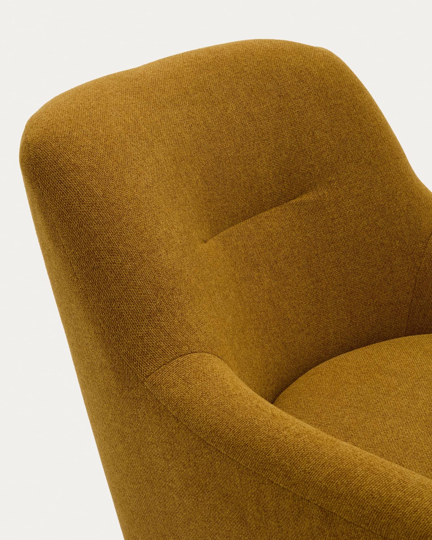 Der Sessel Candela in Senfgelb von Kave Home bietet stilvolles Design und Komfort, ideal für moderne Wohnräume.