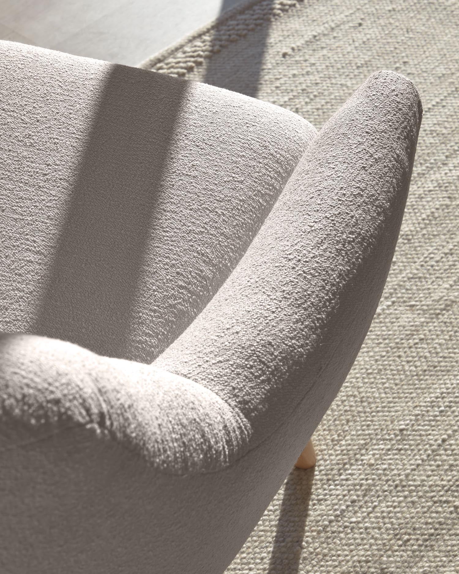 Candela Sessel Mikro-Bouclé in Grau FSC Mix Credit in Grau präsentiert im Onlineshop von KAQTU Design AG. Sessel ist von Kave Home