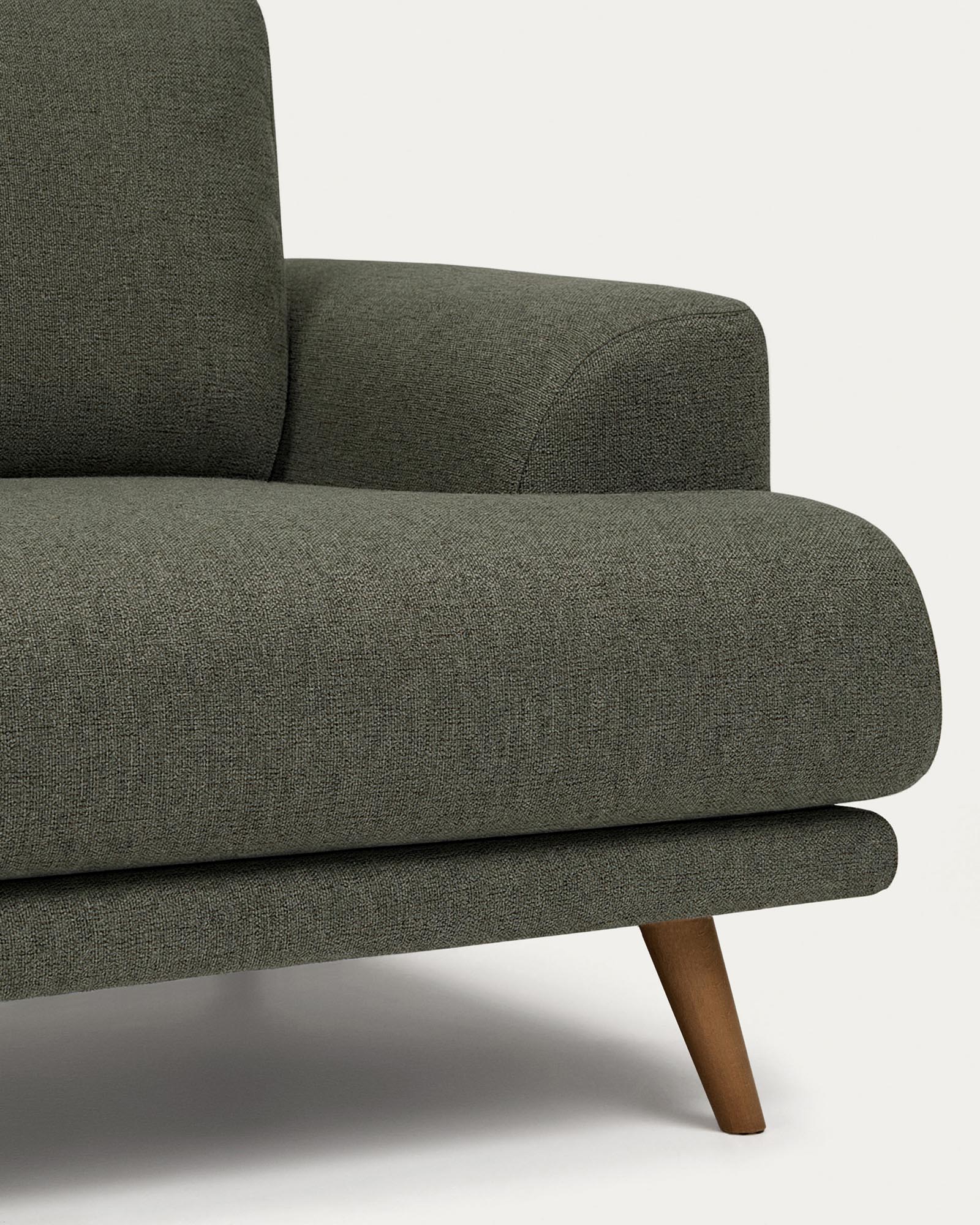 Gemütliches 2-Sitzer-Sofa Karin in tiefgrünem Chenille, ausgestattet mit stabilen Buchenholzbeinen in edler Walnussfarbe, perfekt für jedes Zuhause.