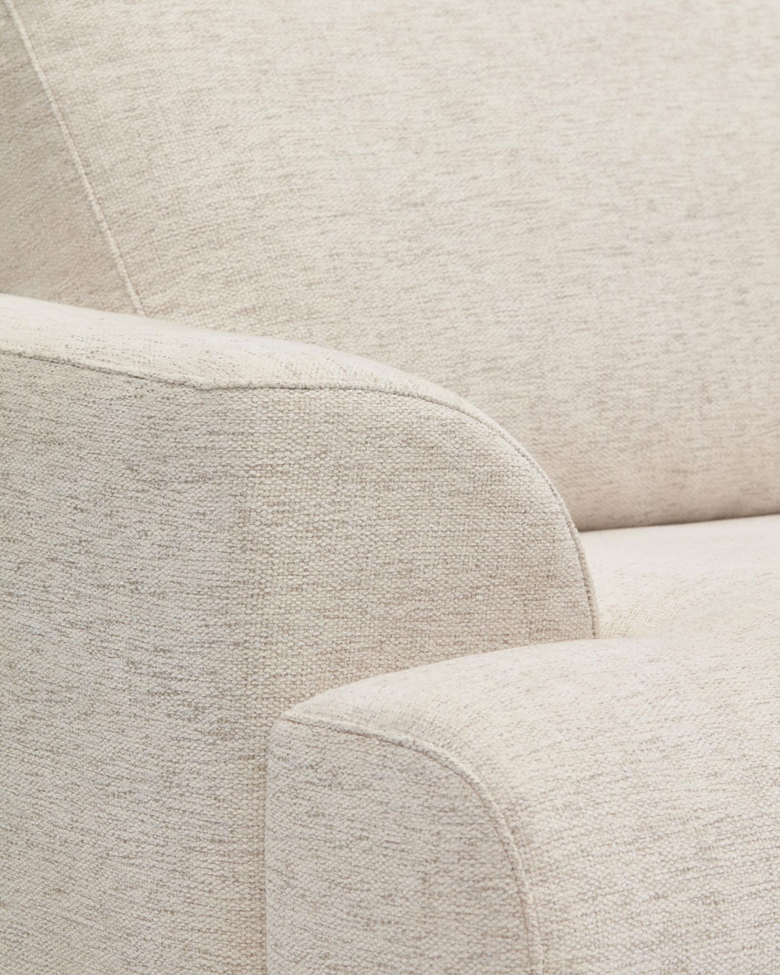 Stilvolles 2-Sitzer-Sofa Karin aus weichem beigem Chenille, mit robusten Buchenholzbeinen in Walnussoptik, ideal für jedes Wohnambiente.