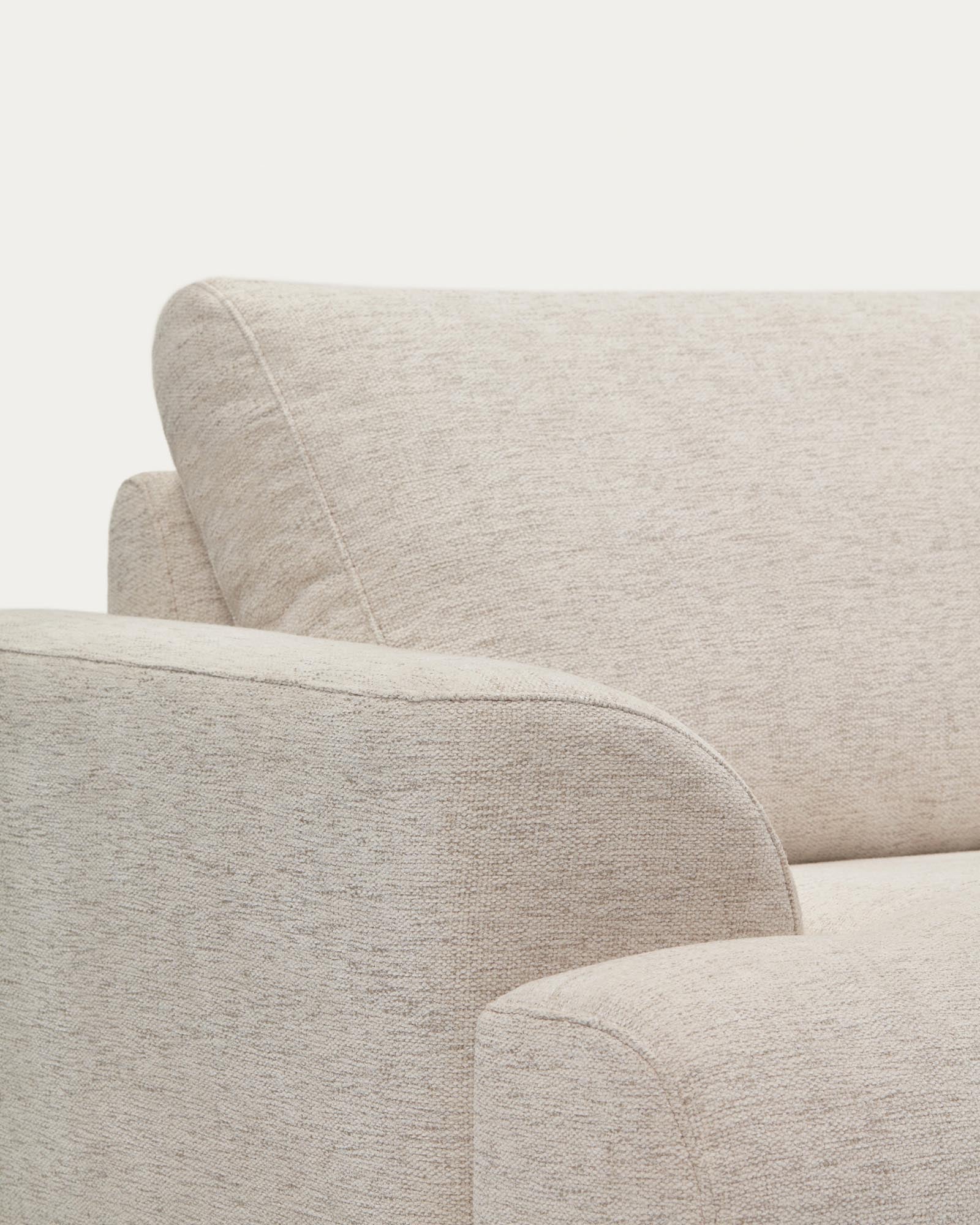 Beige 3-Sitzer-Sofa Karin mit eleganten Buchenholzbeinen in Walnussoptik, ideal für stilvolle Wohnräume.