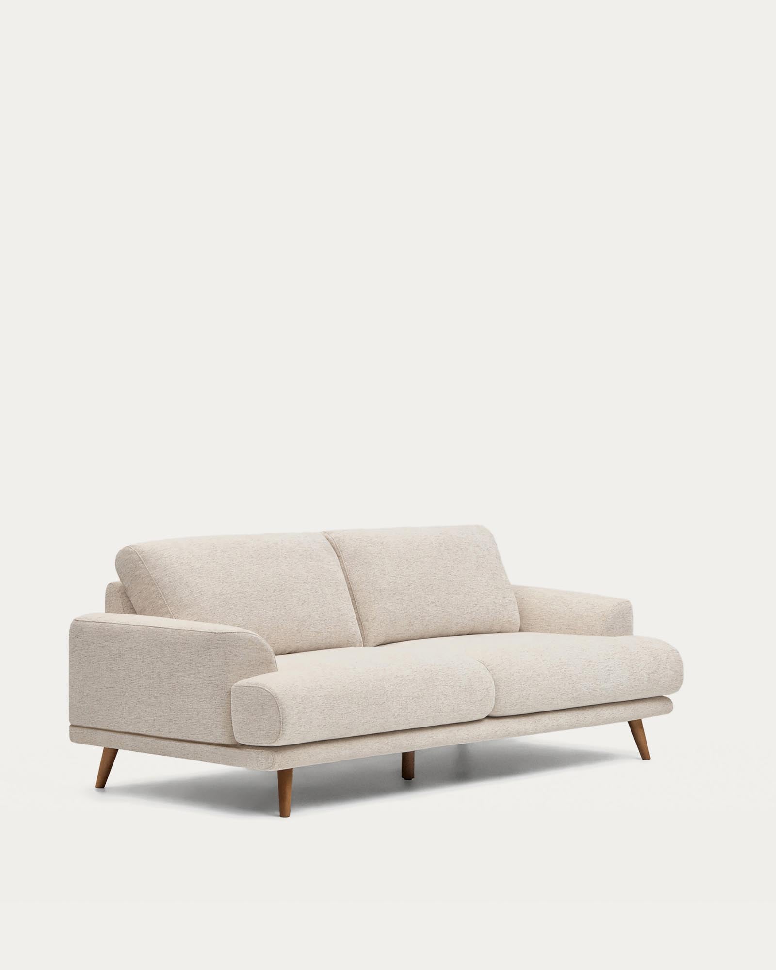 Beige 3-Sitzer-Sofa Karin mit eleganten Buchenholzbeinen in Walnussfarbe, perfekt für gemütliche und moderne Wohnambiente.