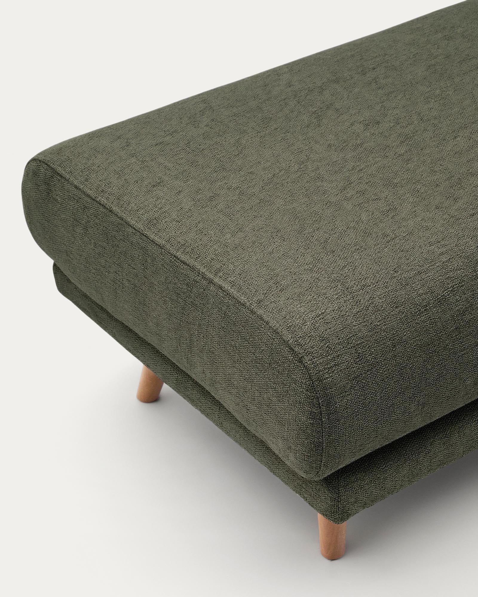 Fussablage Karin in Dunkelgrün mit Beinen aus massivem Buchenholz mit naturfarbener Oberfläche 90 x 70 cm in Dunkelgrün präsentiert im Onlineshop von KAQTU Design AG. Pouf ist von Kave Home