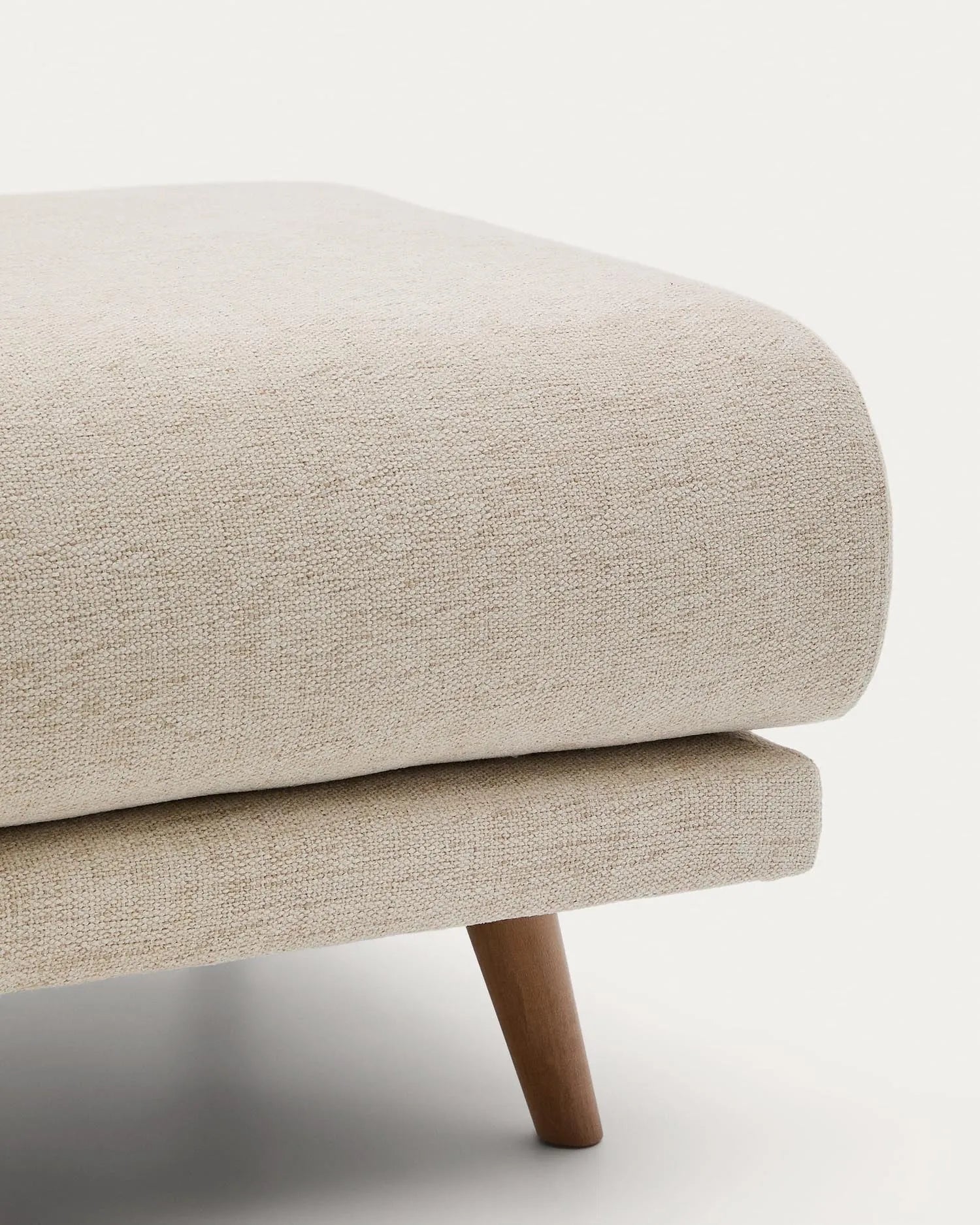 Eleganter Fußhocker in Beige mit Chenille-Bezug und stabilen Buchenholzbeinen, 90x70 cm, ideal für Komfort und Stil.