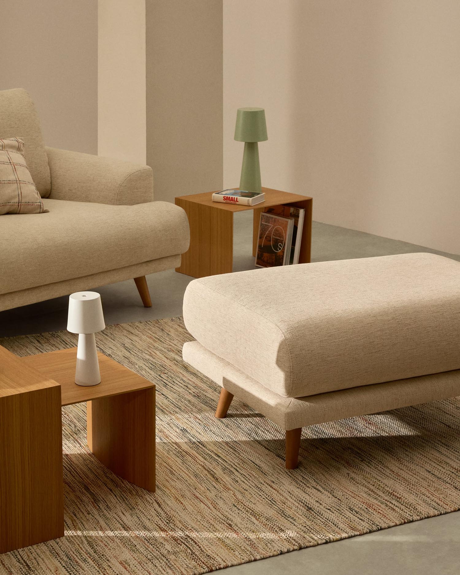 Eleganter Fußhocker in Beige mit Chenille-Bezug und stabilen Buchenholzbeinen, 90x70 cm, ideal für Komfort und Stil.