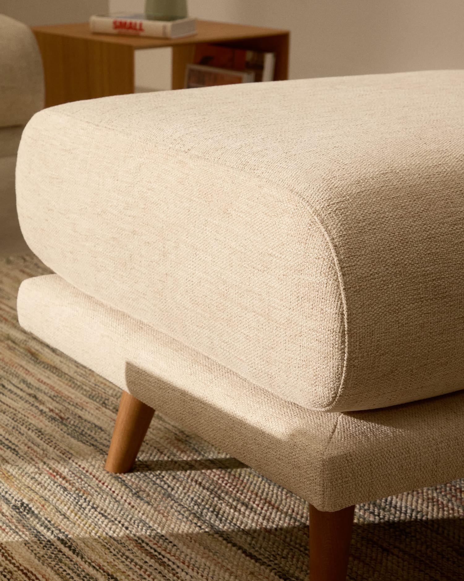 Eleganter Fußhocker in Beige mit Chenille-Bezug und stabilen Buchenholzbeinen, 90x70 cm, ideal für Komfort und Stil.