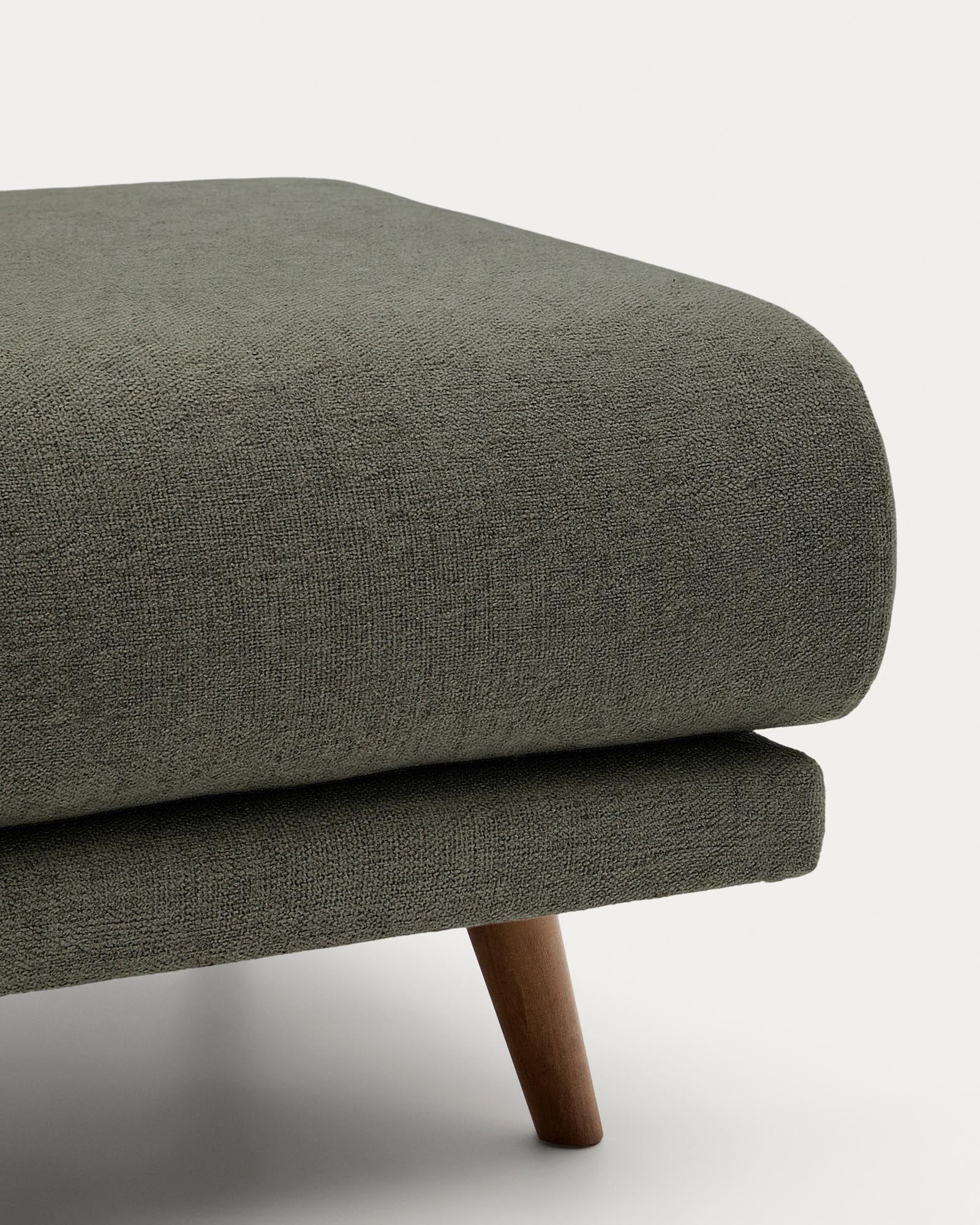 Fussablage Karin aus beiger Chenille und Beinen aus massivem Buchenholz mit walnussfarbener Oberfläche 90 x 70 cm in Dunkelgrün präsentiert im Onlineshop von KAQTU Design AG. Pouf ist von Kave Home