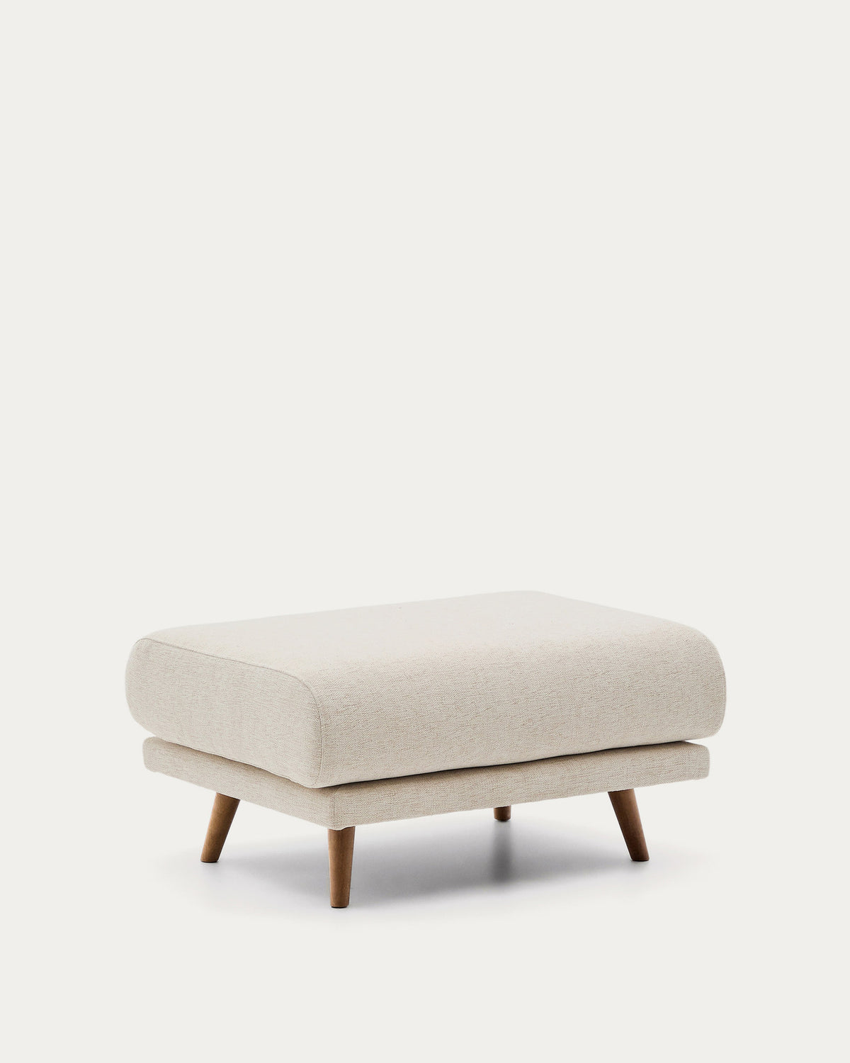 Fussablage Karin aus beiger Chenille mit Beinen aus massivem Buchenholz mit walnussfarbener Oberfläche 90 x 70 cm in Beige präsentiert im Onlineshop von KAQTU Design AG. Pouf ist von Kave Home