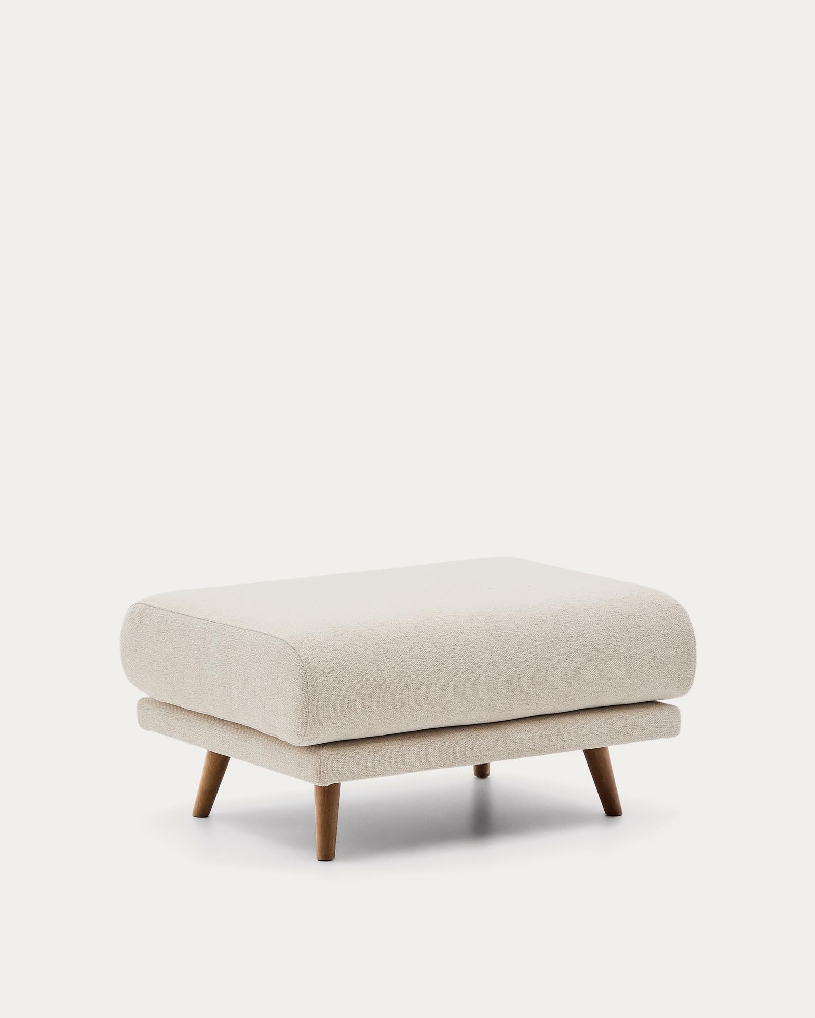 Fussablage Karin aus beiger Chenille mit Beinen aus massivem Buchenholz mit walnussfarbener Oberfläche 90 x 70 cm in Beige präsentiert im Onlineshop von KAQTU Design AG. Pouf ist von Kave Home