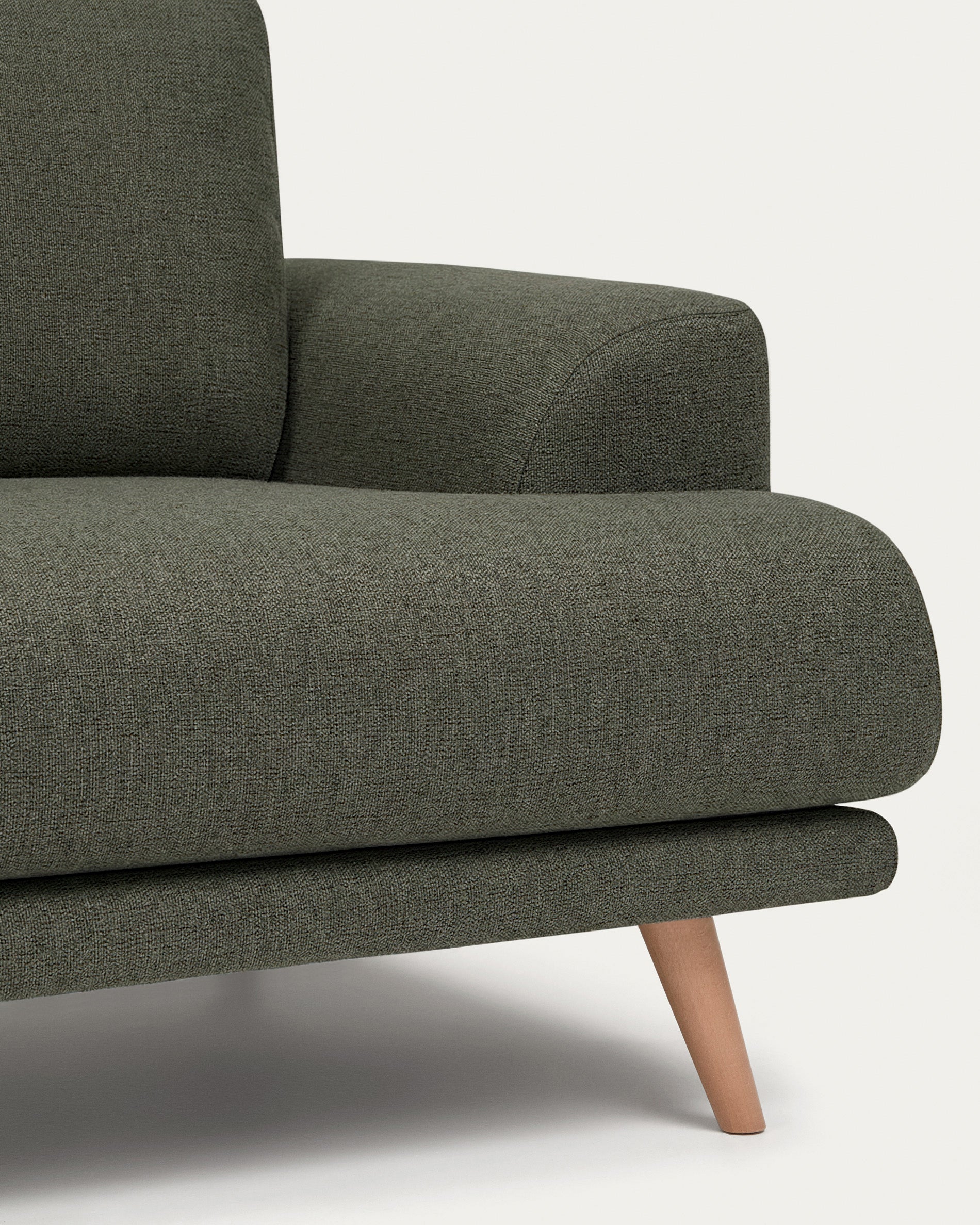 2-Sitzer-Sofa Karin aus dunkelgrüner Chenille mit Beinen aus massivem Buchenholz 210 cm in Dunkelgrün präsentiert im Onlineshop von KAQTU Design AG. 2er Sofa ist von Kave Home