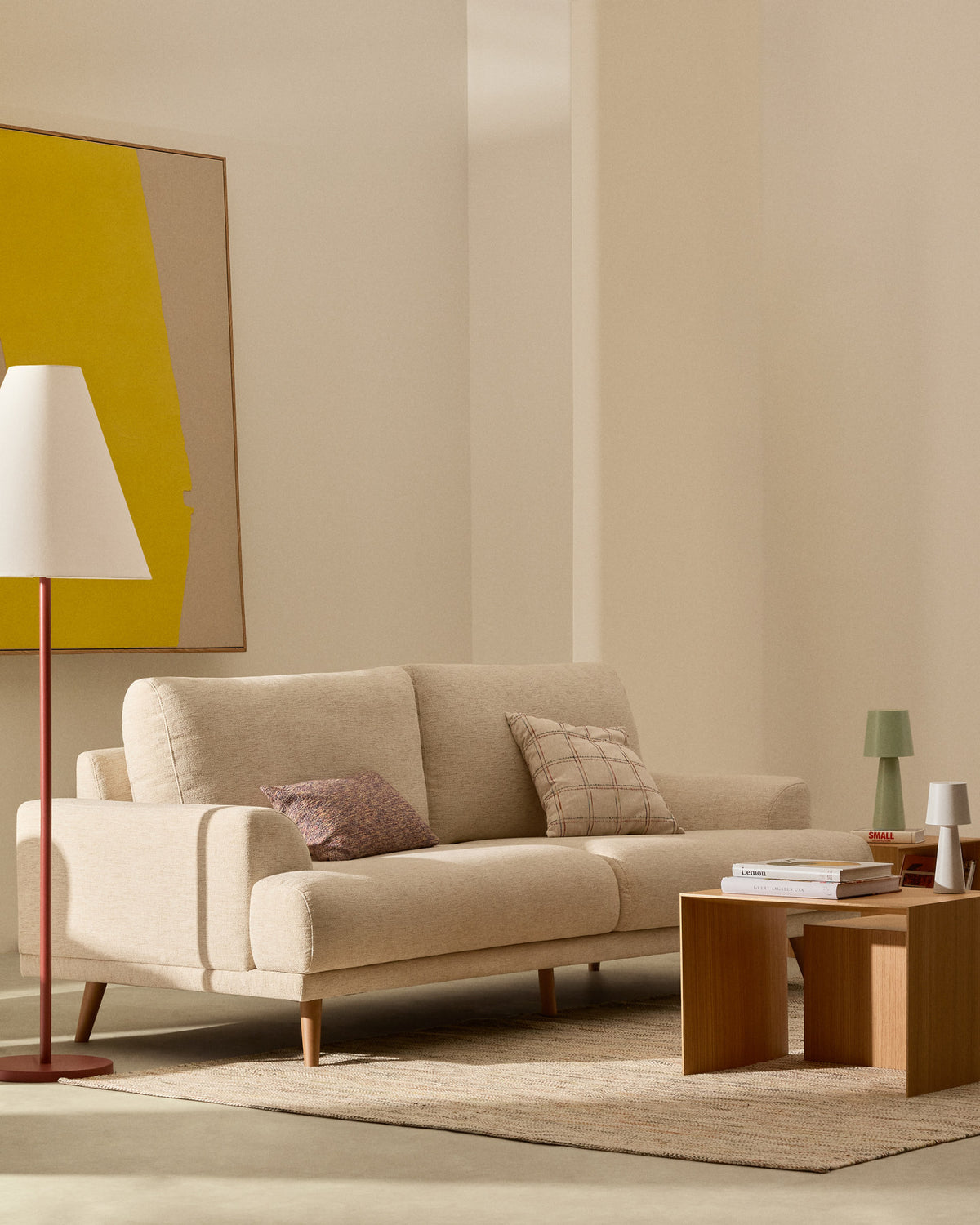 2-Sitzer-Sofa Karin aus beiger Chenille mit Beinen aus massivem Buchenholz mit Finish in natürlichem Farbton 211 cm in Beige präsentiert im Onlineshop von KAQTU Design AG. 2er Sofa ist von Kave Home