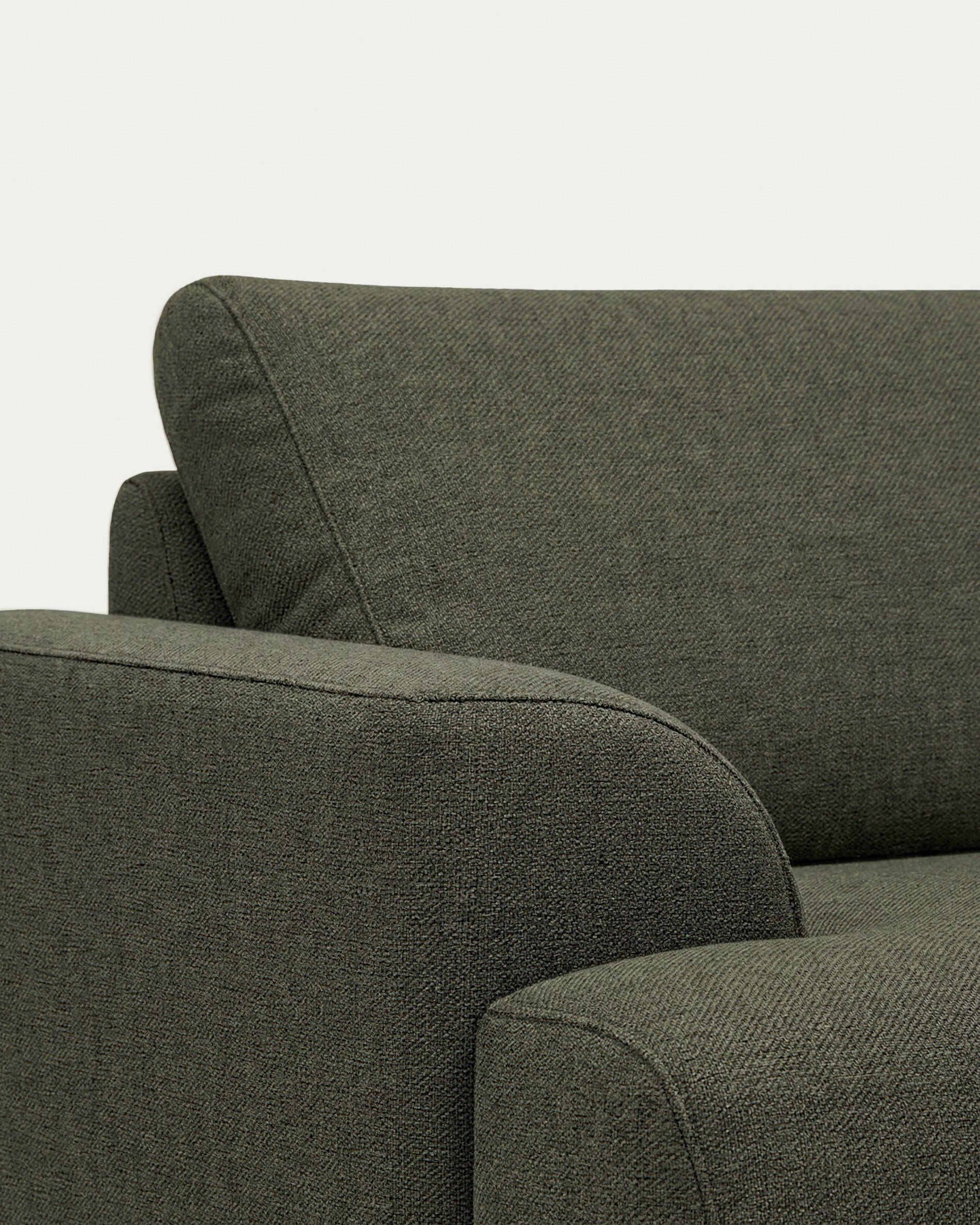 3-Sitzer-Sofa Karin in Dunkelgrün mit Beinen aus massivem Buchenholz 231 cm in Dunkelgrün präsentiert im Onlineshop von KAQTU Design AG. 3er Sofa ist von Kave Home