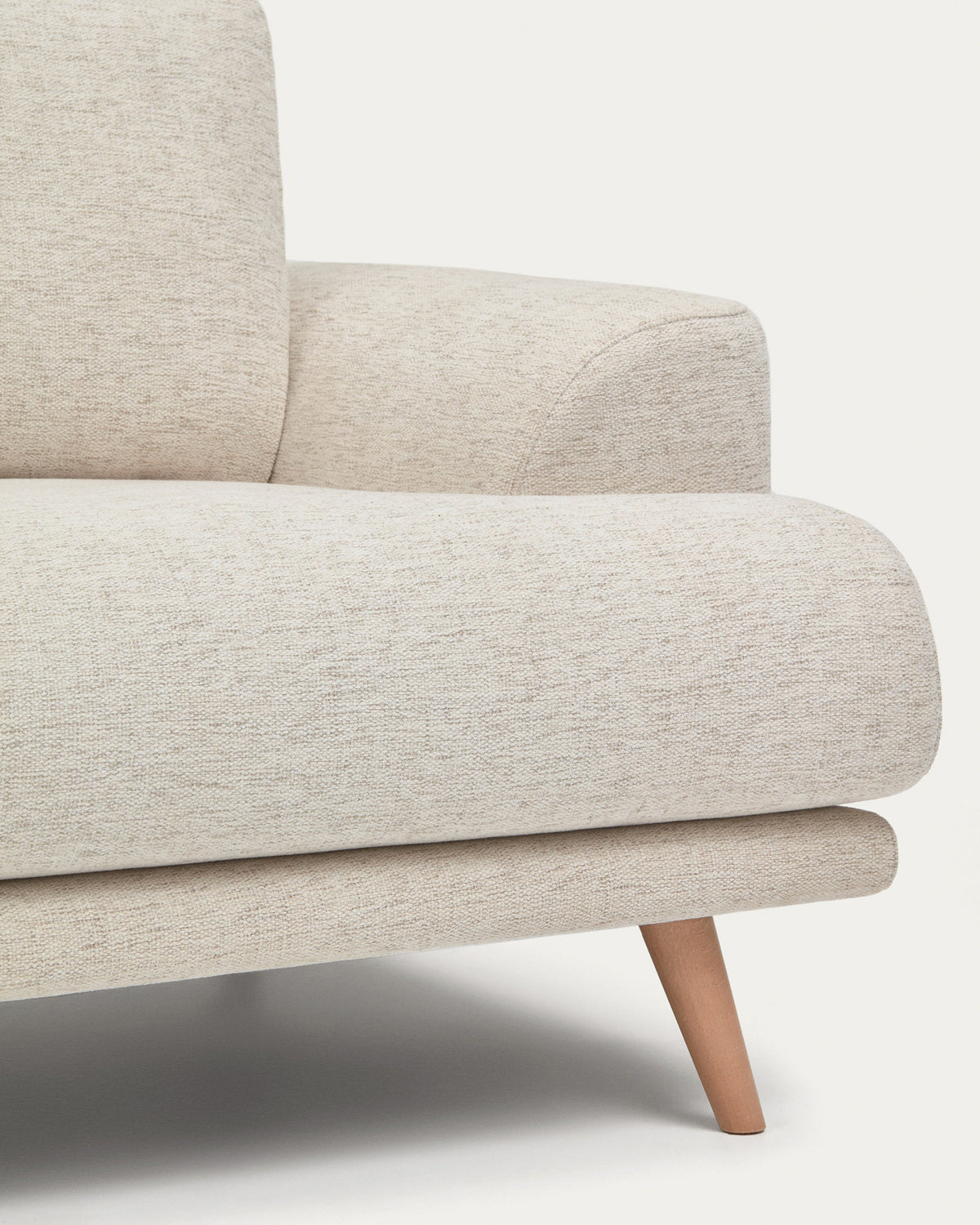 3-Sitzer-Sofa Karin aus beiger Chenille mit Beinen aus massivem Buchenholz mit Finish in natürlichem Farbton 228 cm in Beige präsentiert im Onlineshop von KAQTU Design AG. 3er Sofa ist von Kave Home