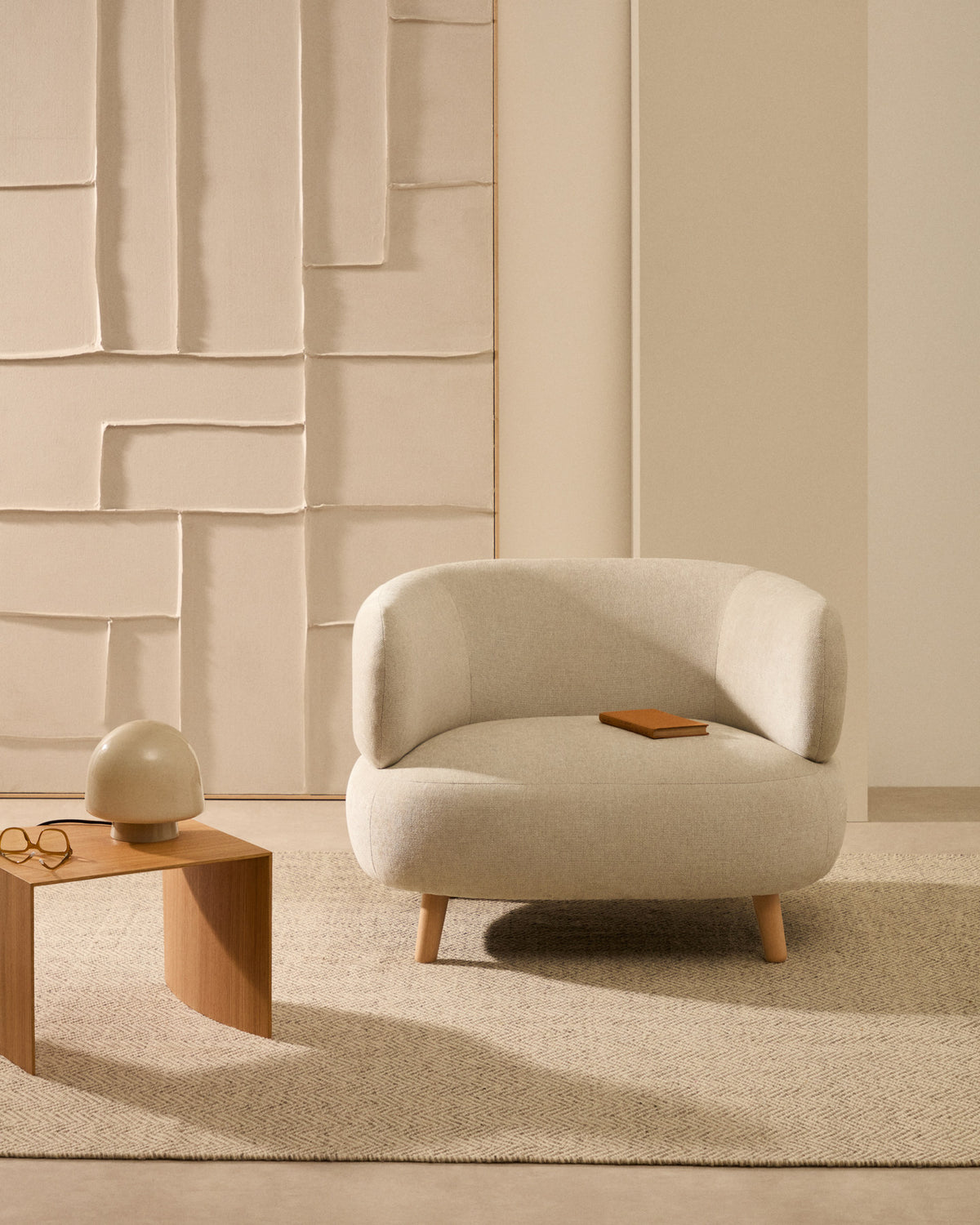 Luisa Sessel aus Chenille in Perle Beine aus massiver Buche 90 cm in Perle präsentiert im Onlineshop von KAQTU Design AG. Sessel ist von Kave Home