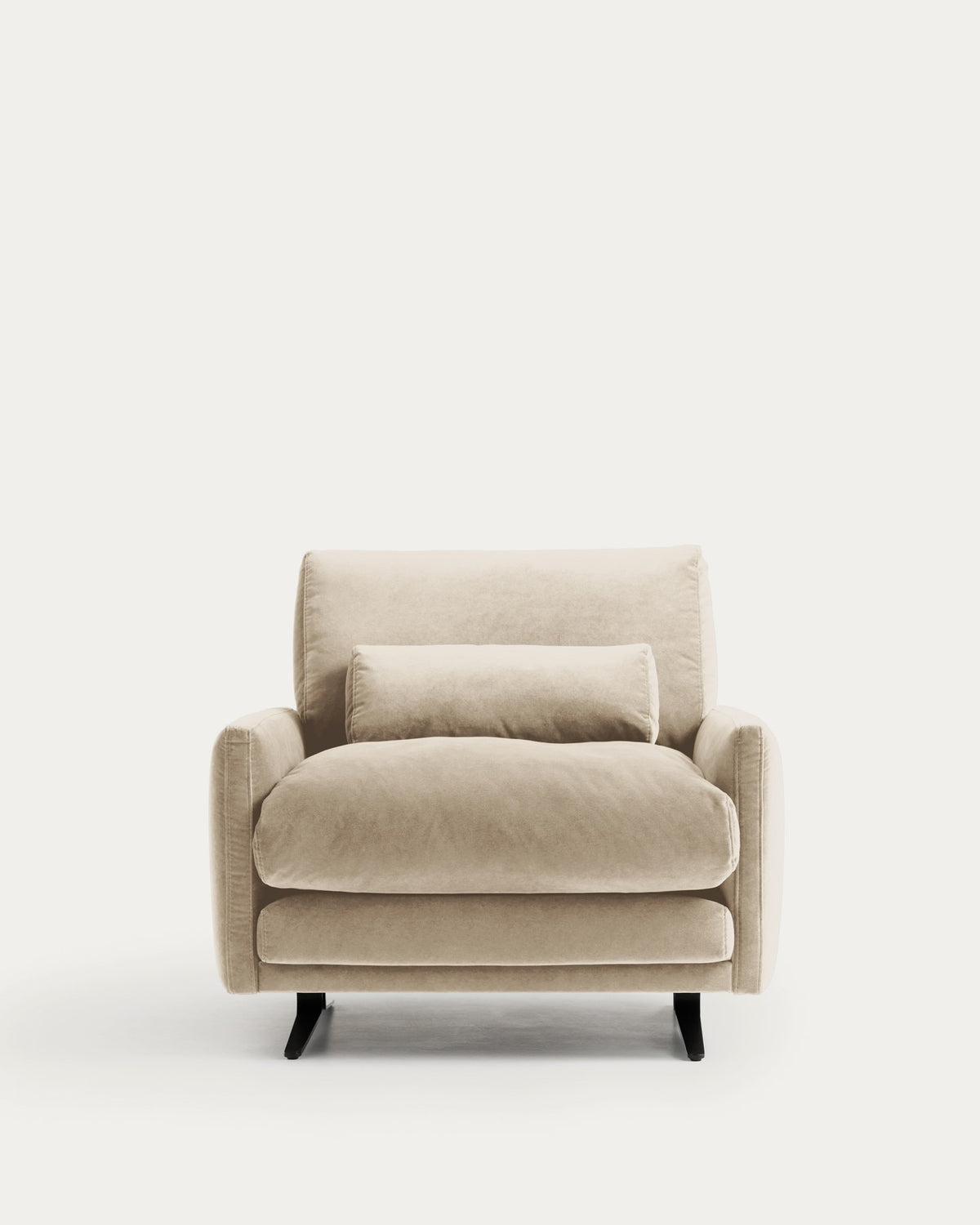 Sessel Veliro in Perle mit gewaschenem Samtbezug, mattem Finish, Armlehnen und schwarzen, pulverbeschichteten Stahlbeinen im Retro-Stil.