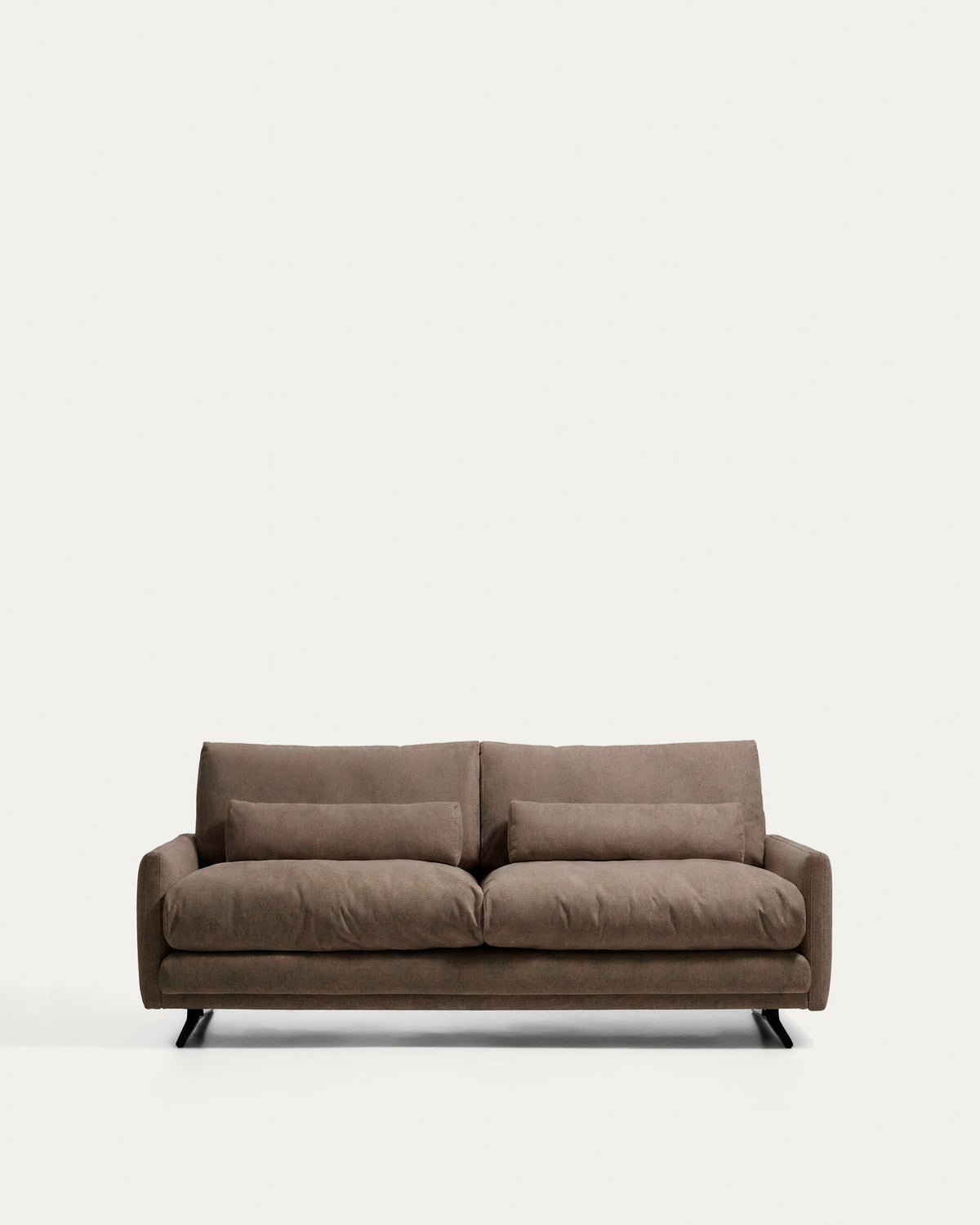 2-Sitzer-Sofa Veliro, schwer entflammbar, in Toastbraun mit Stahlbeinen mit schwarzem Fini in Braun präsentiert im Onlineshop von KAQTU Design AG. 2er Sofa ist von Kave Home