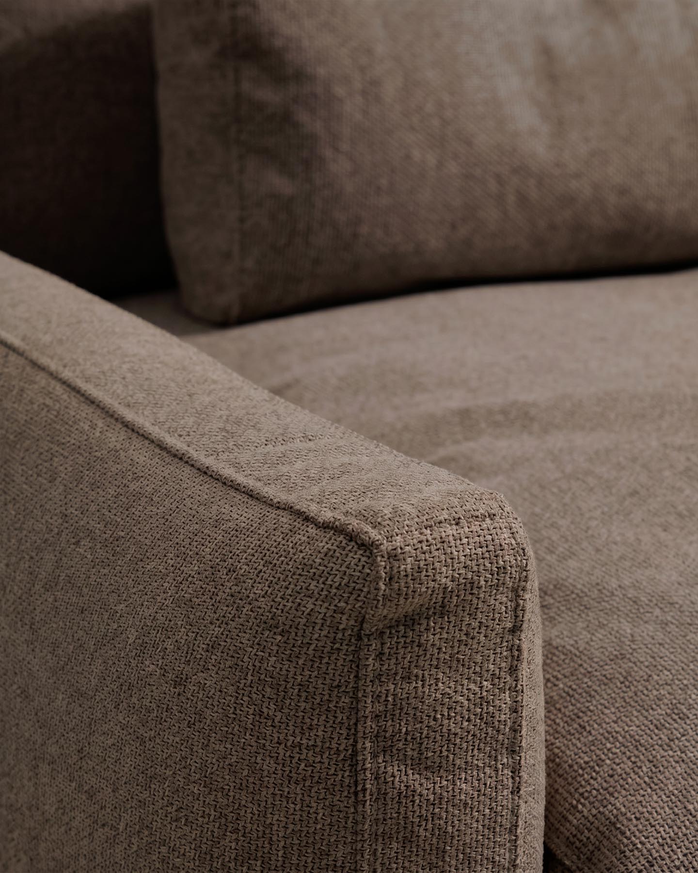 2-Sitzer-Sofa Veliro, schwer entflammbar, in Toastbraun mit Stahlbeinen mit schwarzem Finish, 210 cm, FSC Mix Credit in Braun präsentiert im Onlineshop von KAQTU Design AG. 2er Sofa ist von Kave Home