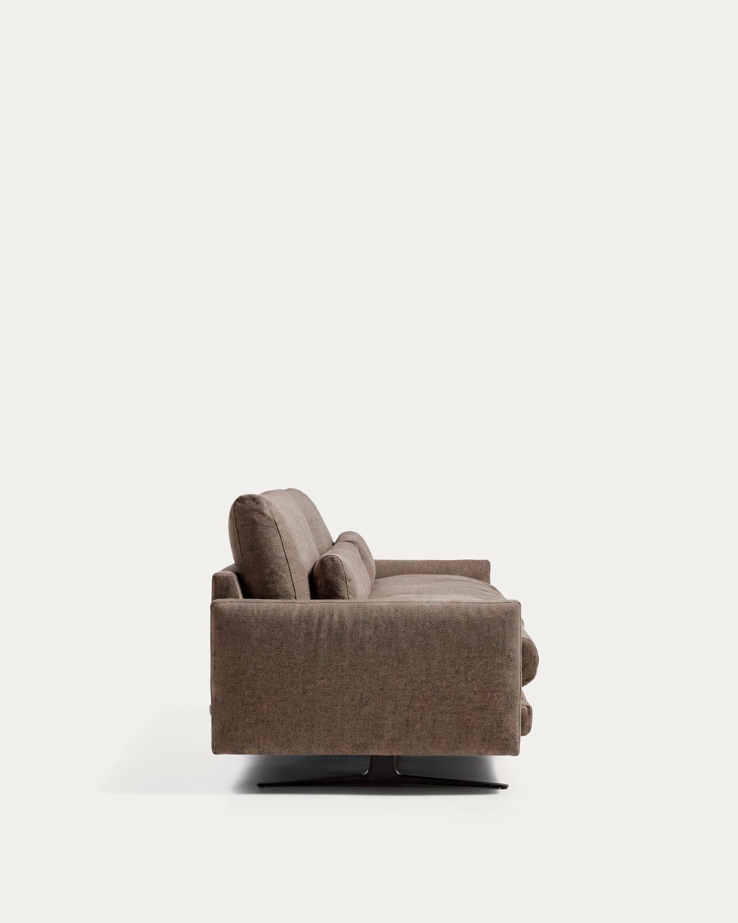 2-Sitzer-Sofa Veliro, schwer entflammbar, in Toastbraun mit Stahlbeinen mit schwarzem Finish, 210 cm, FSC Mix Credit in Braun präsentiert im Onlineshop von KAQTU Design AG. 2er Sofa ist von Kave Home