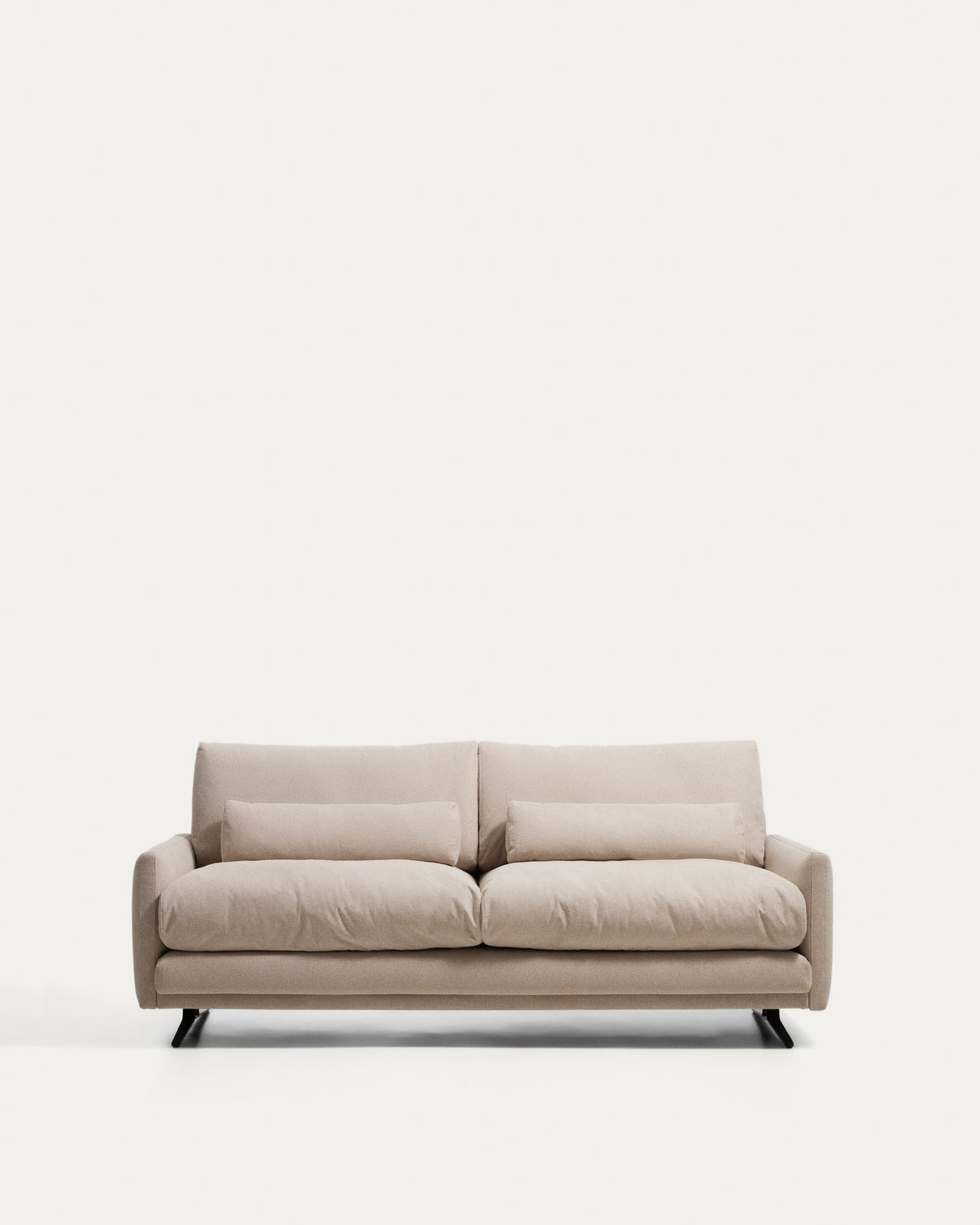 2-Sitzer-Sofa Veliro, schwer entflammbar, in Beige mit Stahlbeinen mit schwarzem Finish, 2 in Beige präsentiert im Onlineshop von KAQTU Design AG. 2er Sofa ist von Kave Home