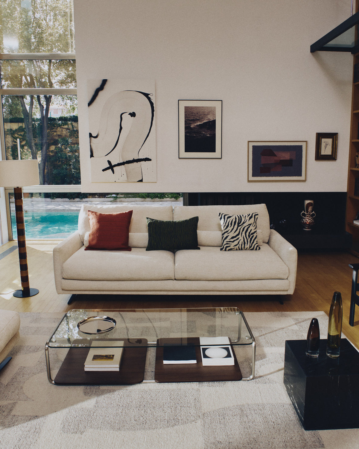 2-Sitzer-Sofa Veliro, schwer entflammbar, in Beige mit Stahlbeinen mit schwarzem Finish, 2 in Beige präsentiert im Onlineshop von KAQTU Design AG. 2er Sofa ist von Kave Home