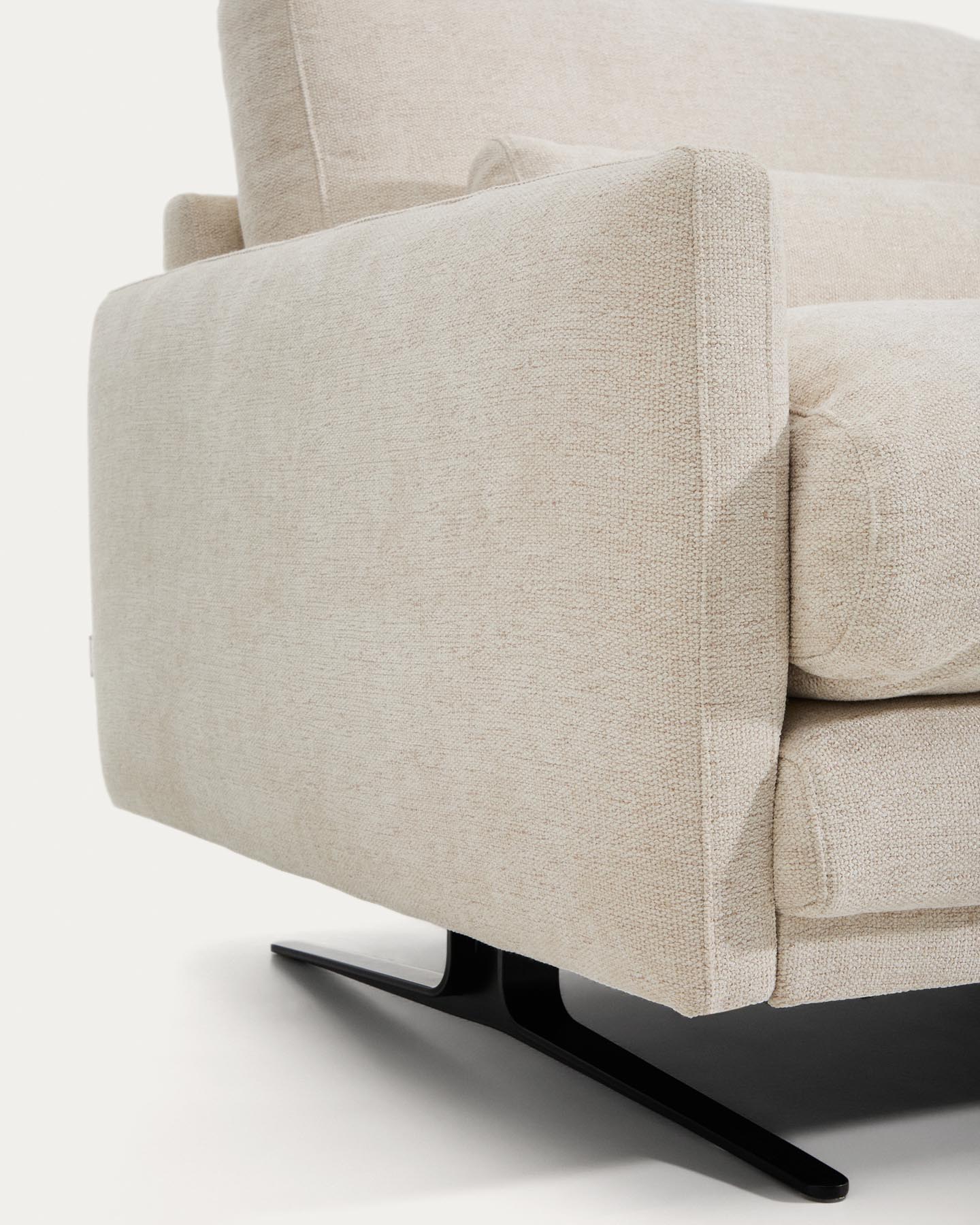 2-Sitzer-Sofa Veliro aus beiger Chenille mit schwarzen Stahlbeinen, 210 cm FSC Mix Credit in Beige präsentiert im Onlineshop von KAQTU Design AG. 2er Sofa ist von Kave Home