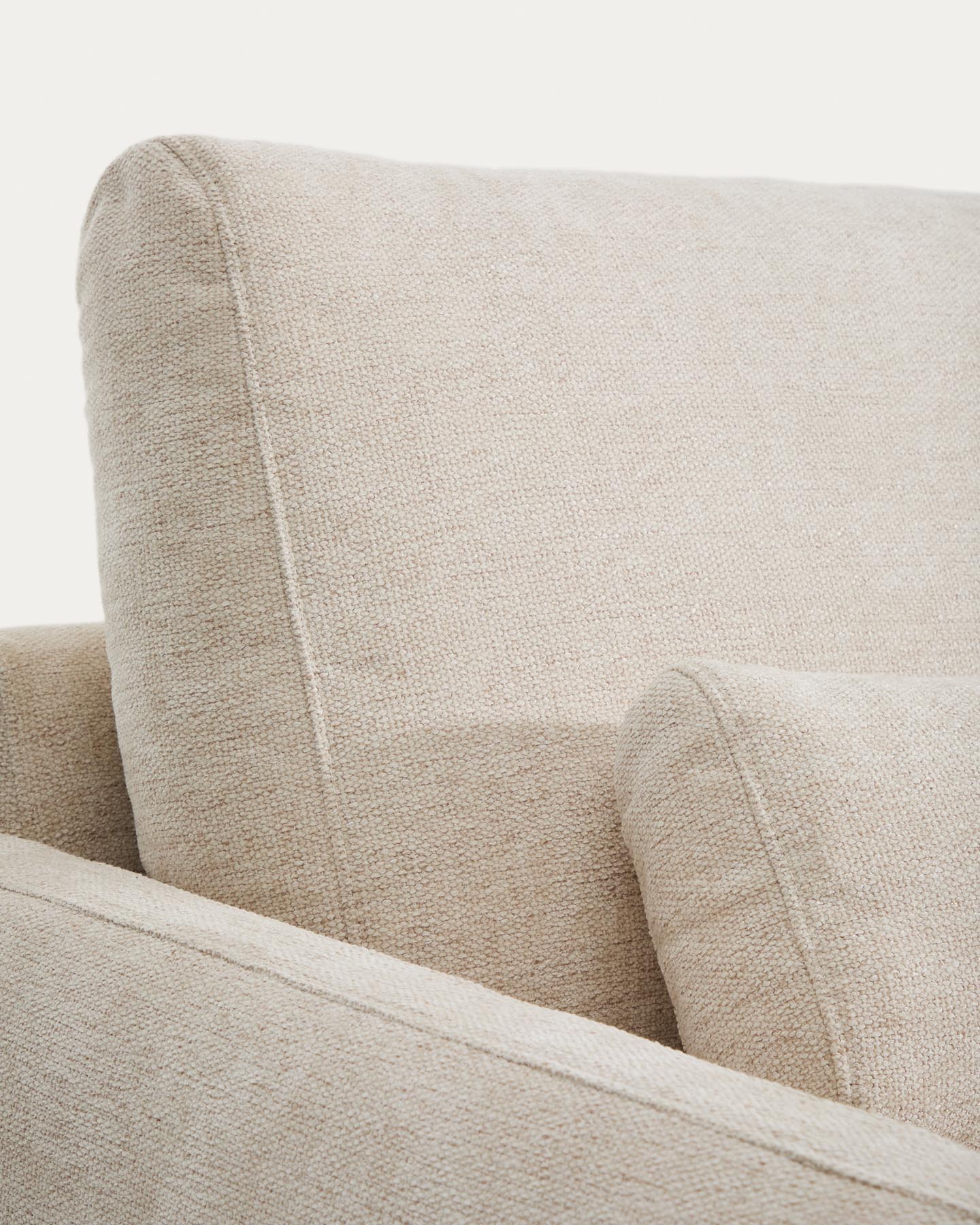 2-Sitzer-Sofa Veliro aus beiger Chenille mit schwarzen Stahlbeinen, 210 cm FSC Mix Credit in Beige präsentiert im Onlineshop von KAQTU Design AG. 2er Sofa ist von Kave Home