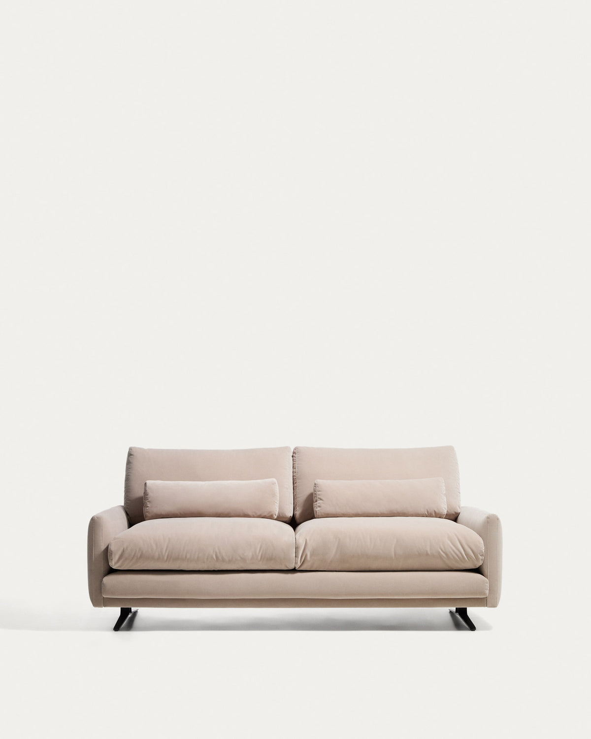 2-Sitzer-Sofa Veliro, schwer entflammbar, mit perlweissem Samt und Stahlbeinen mit schwarze in Perle präsentiert im Onlineshop von KAQTU Design AG. 2er Sofa ist von Kave Home