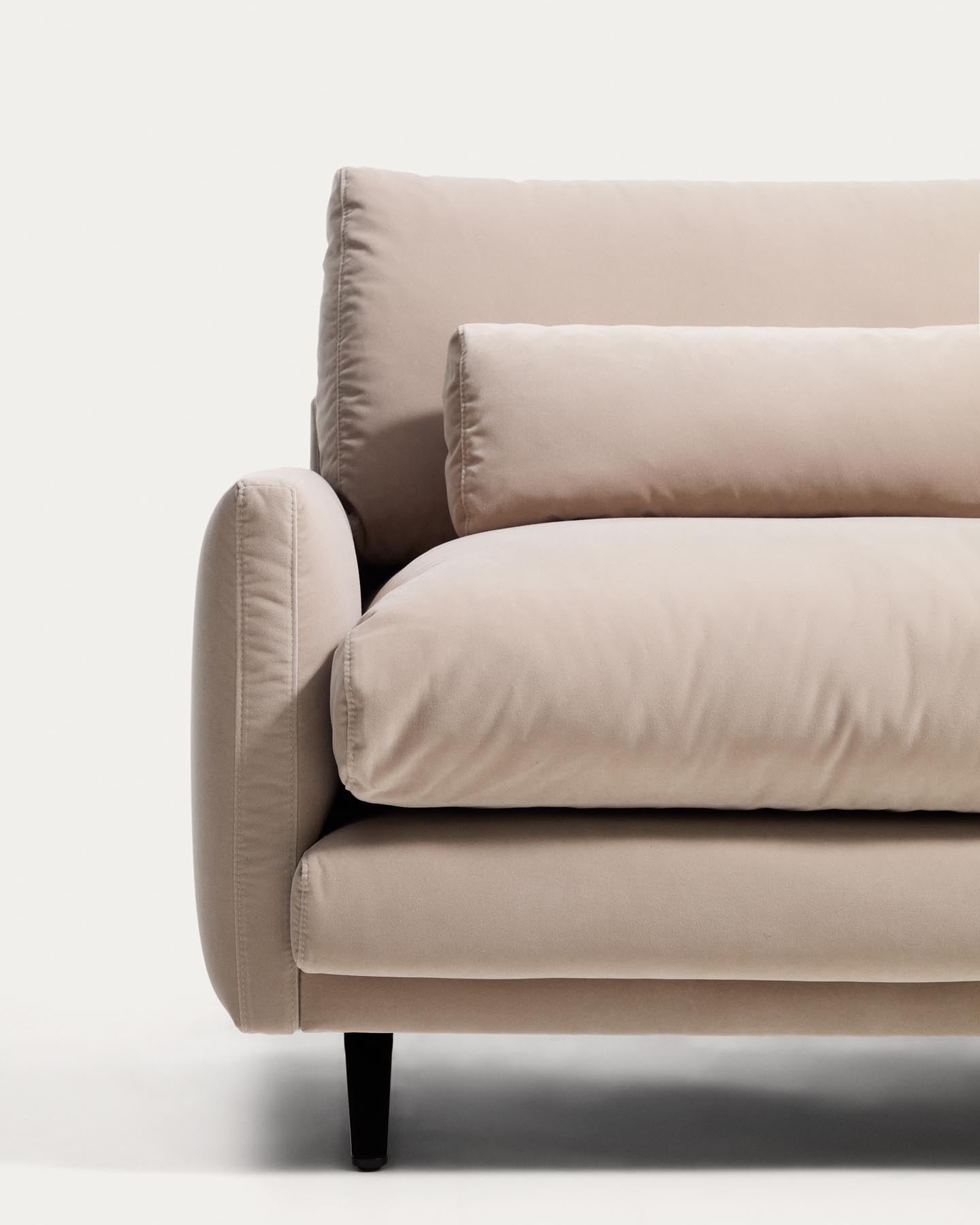 2-Sitzer-Sofa Veliro, schwer entflammbar, mit perlweissem Samt und Stahlbeinen mit schwarzem Finish, 210 cm, FSC Mix Credit in Perle präsentiert im Onlineshop von KAQTU Design AG. 2er Sofa ist von Kave Home