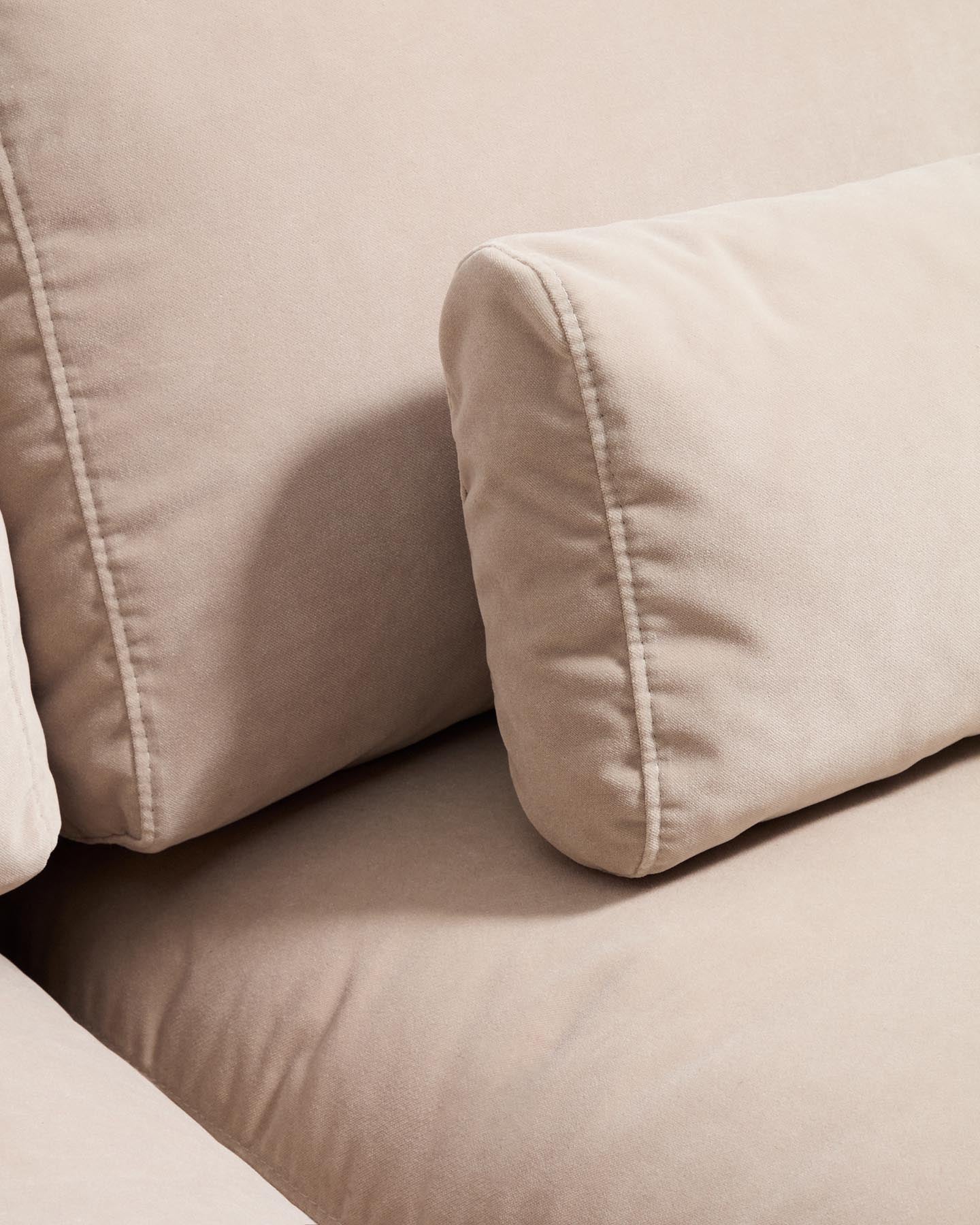 2-Sitzer-Sofa Veliro, schwer entflammbar, mit perlweissem Samt und Stahlbeinen mit schwarzem Finish, 210 cm, FSC Mix Credit in Perle präsentiert im Onlineshop von KAQTU Design AG. 2er Sofa ist von Kave Home